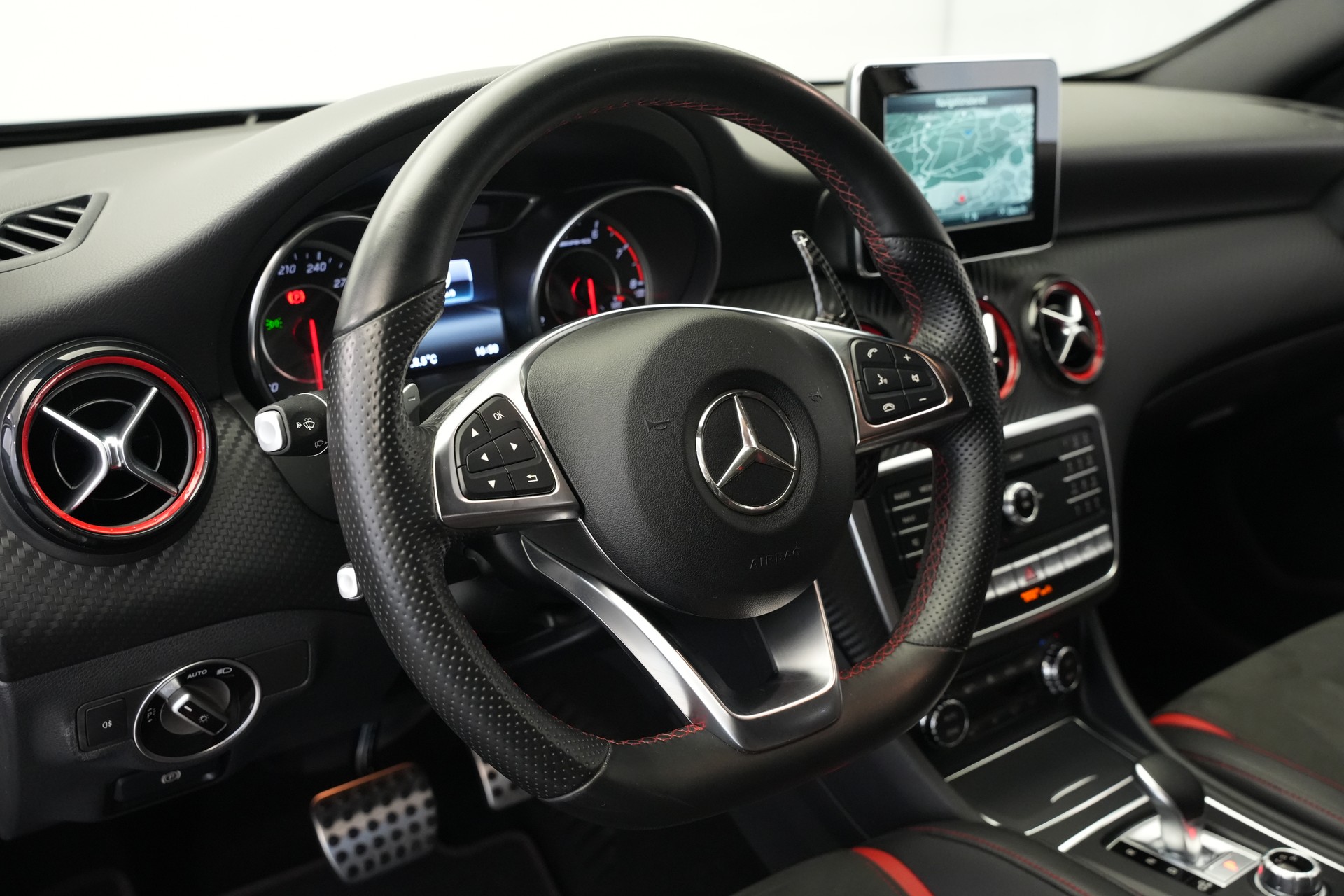 MERCEDES-BENZ A 45 AMG 4Matic Speedshift 7G-DCT *CH-Fahrzeug* *Performance Sitze*-image-16