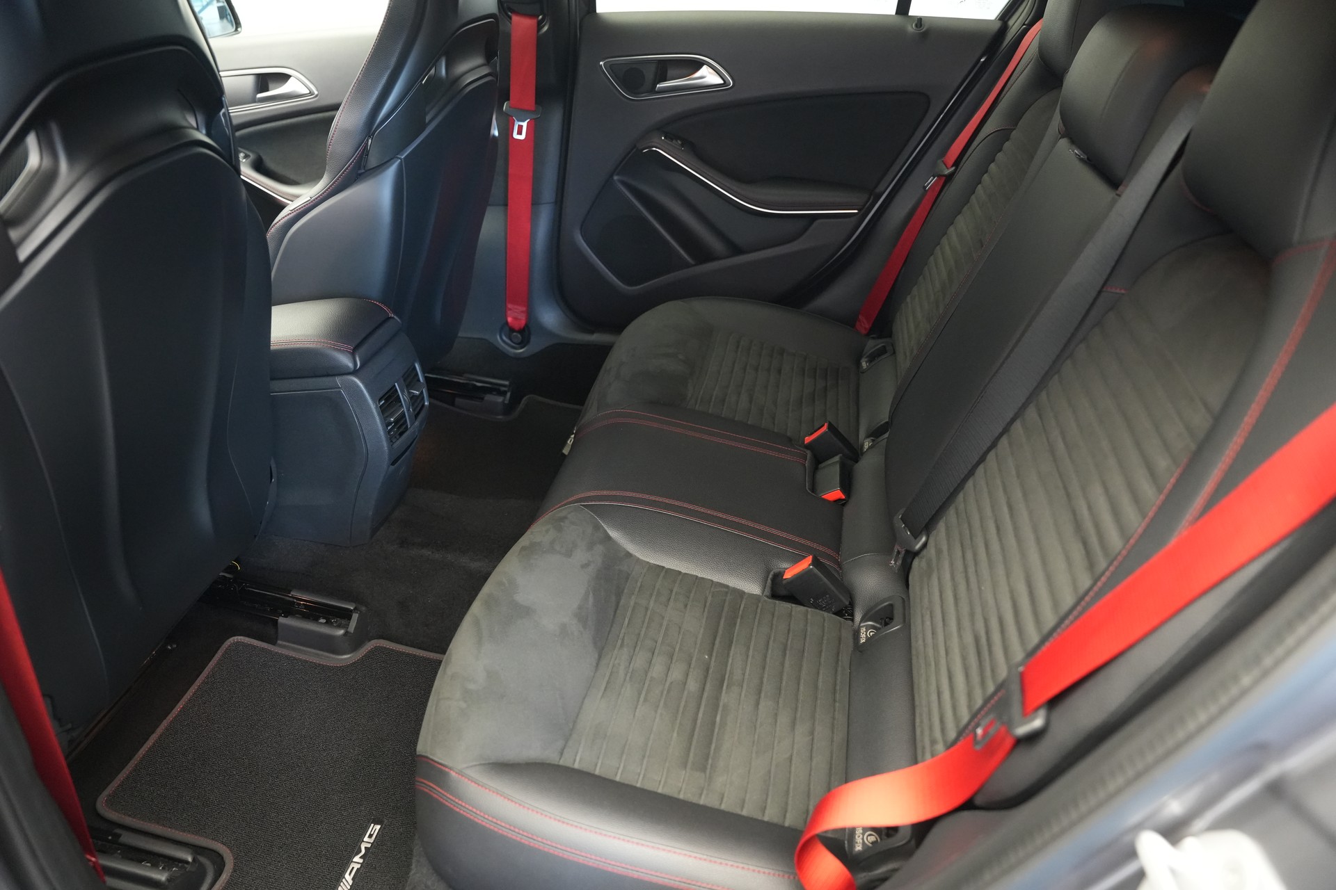 MERCEDES-BENZ A 45 AMG 4Matic Speedshift 7G-DCT *CH-Fahrzeug* *Performance Sitze*-image-15
