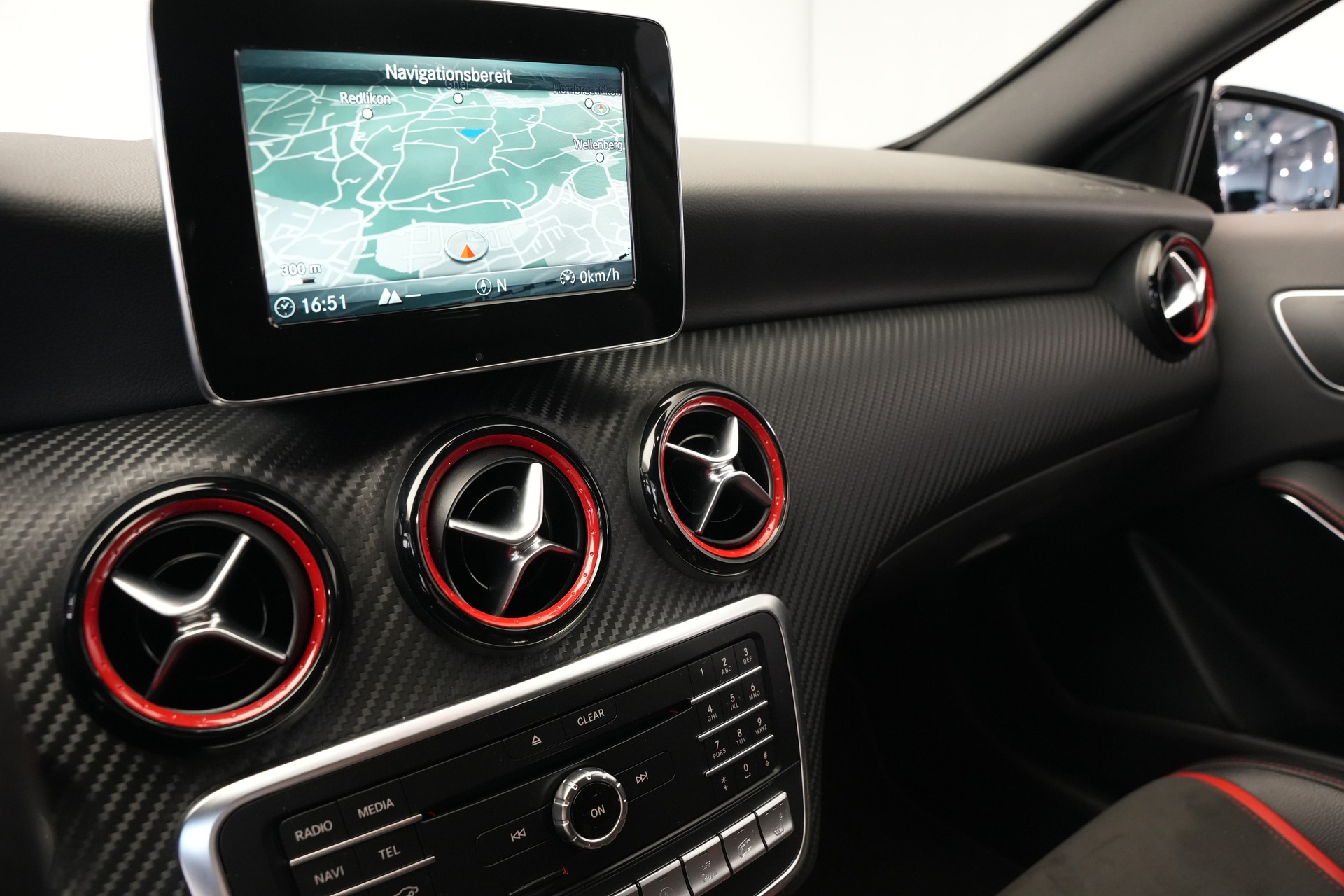 MERCEDES-BENZ A 45 AMG 4Matic Speedshift 7G-DCT *CH-Fahrzeug* *Performance Sitze*-image-19