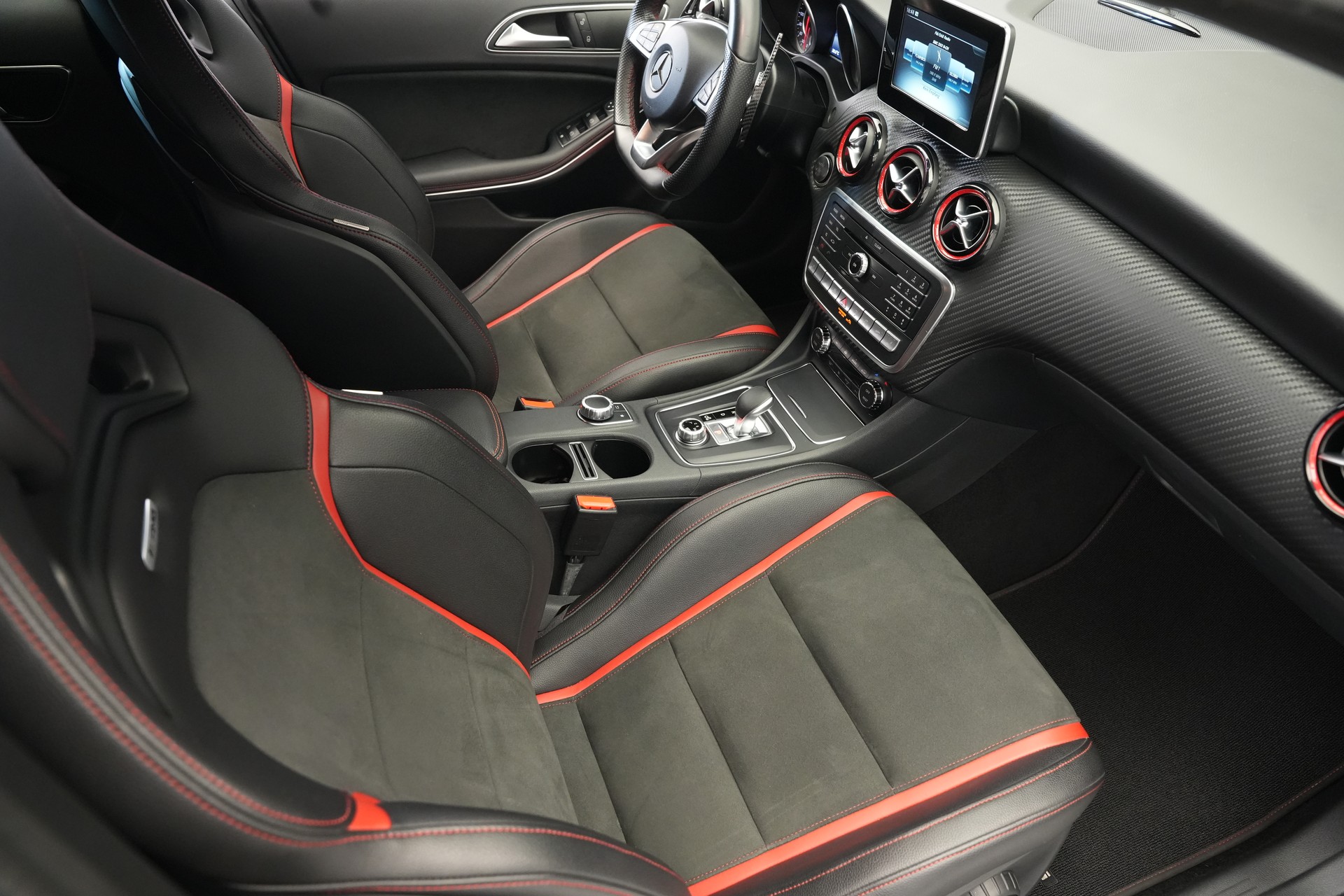 MERCEDES-BENZ A 45 AMG 4Matic Speedshift 7G-DCT *CH-Fahrzeug* *Performance Sitze*-image-11