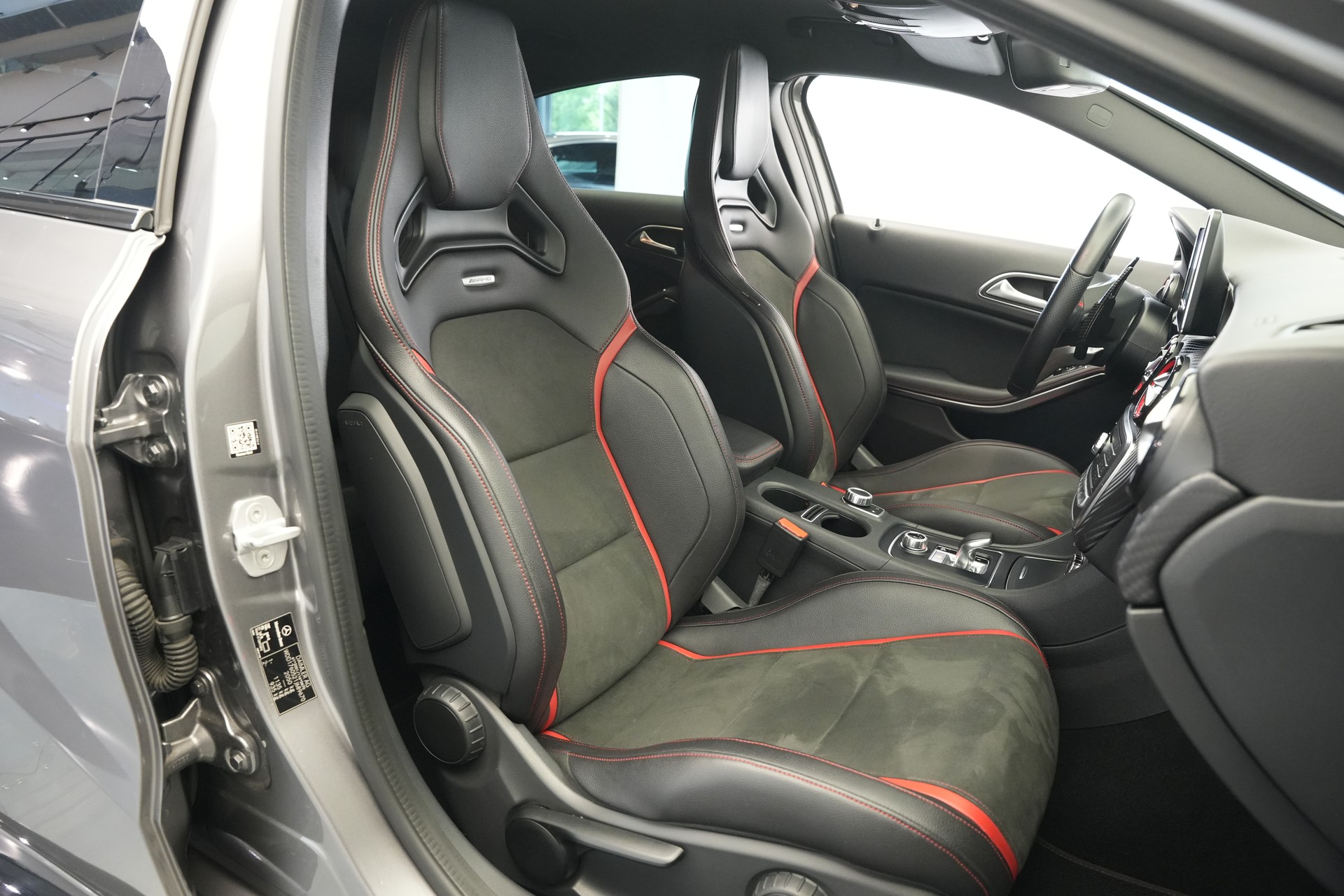 MERCEDES-BENZ A 45 AMG 4Matic Speedshift 7G-DCT *CH-Fahrzeug* *Performance Sitze*-image-13