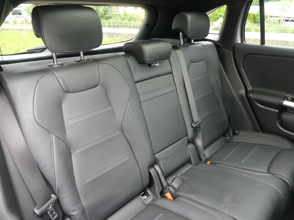 MERCEDES-BENZ GLA 250 4Matic AMG Line 8G-DCT-image-12