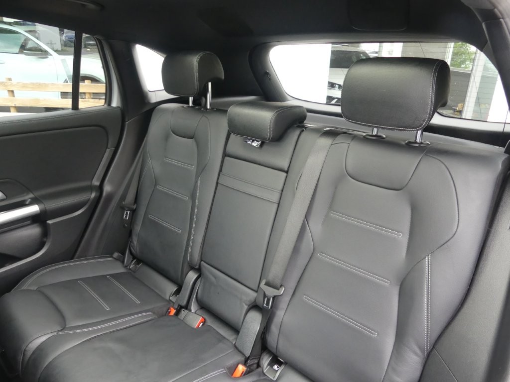 MERCEDES-BENZ GLA 250 4Matic AMG Line 8G-DCT-image-11
