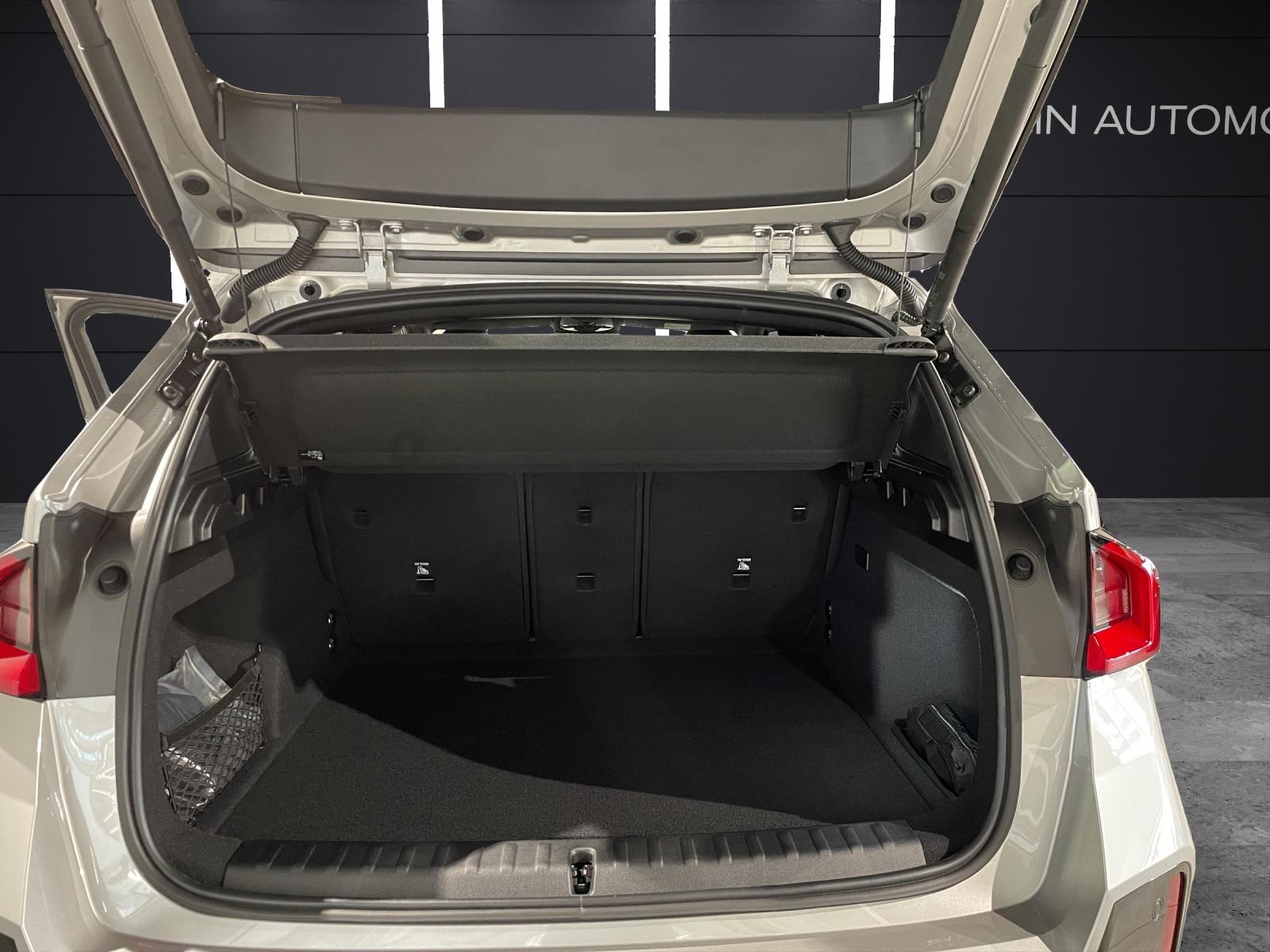 BMW iX1 30 xDrive-image-16