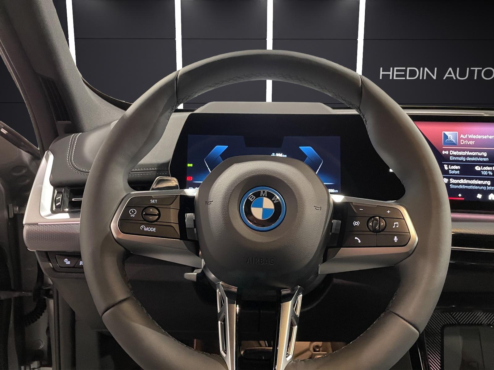 BMW iX1 30 xDrive-image-11