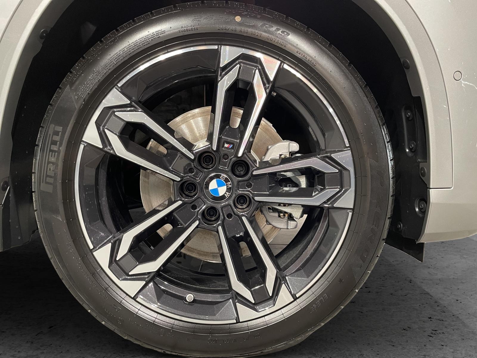 BMW iX1 30 xDrive-image-8