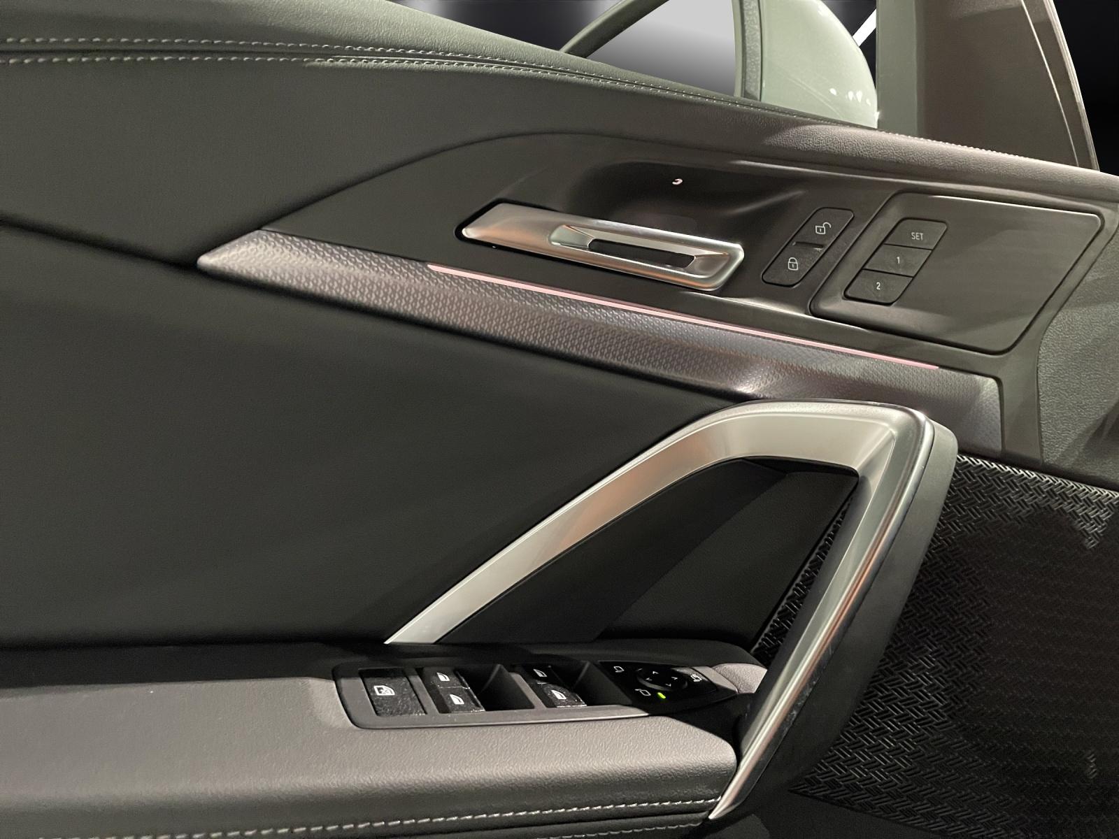 BMW iX1 30 xDrive-image-14