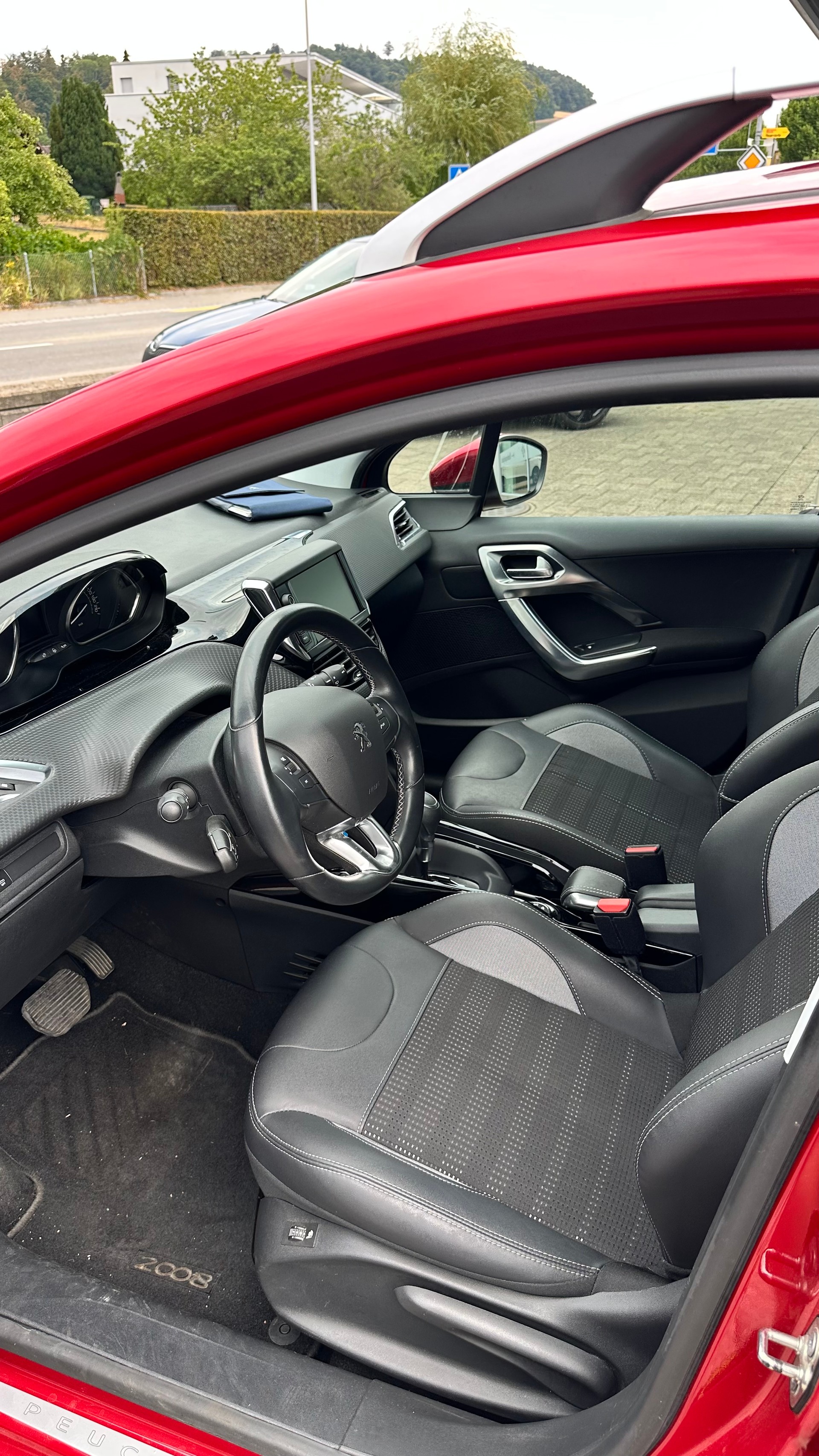 PEUGEOT 2008 1.2 PureTech Active EAT6-image-6