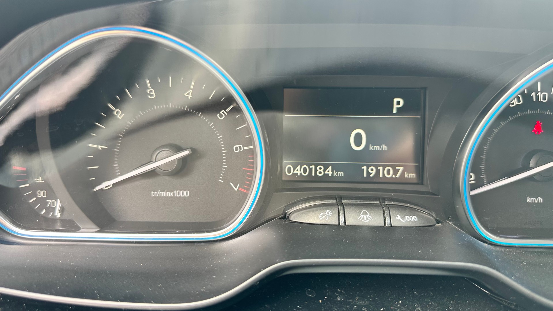 PEUGEOT 2008 1.2 PureTech Active EAT6-image-8