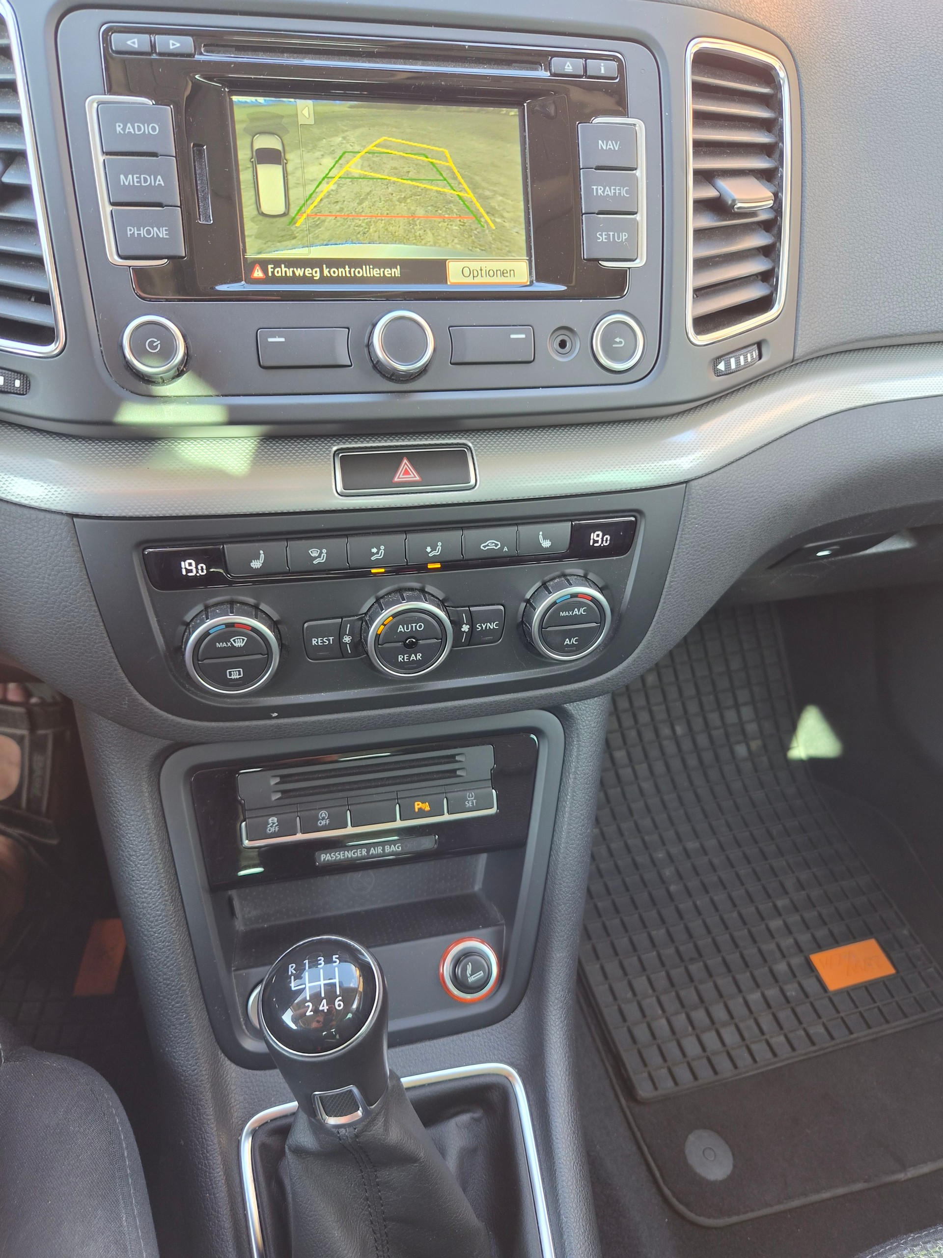 VW Sharan 2.0 TDI BlueMTA Sondermodell "Design"-image-5