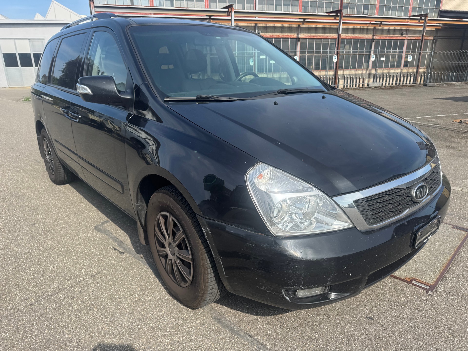 KIA Carnival 2.2 CRDi Trend Automatic-image-2