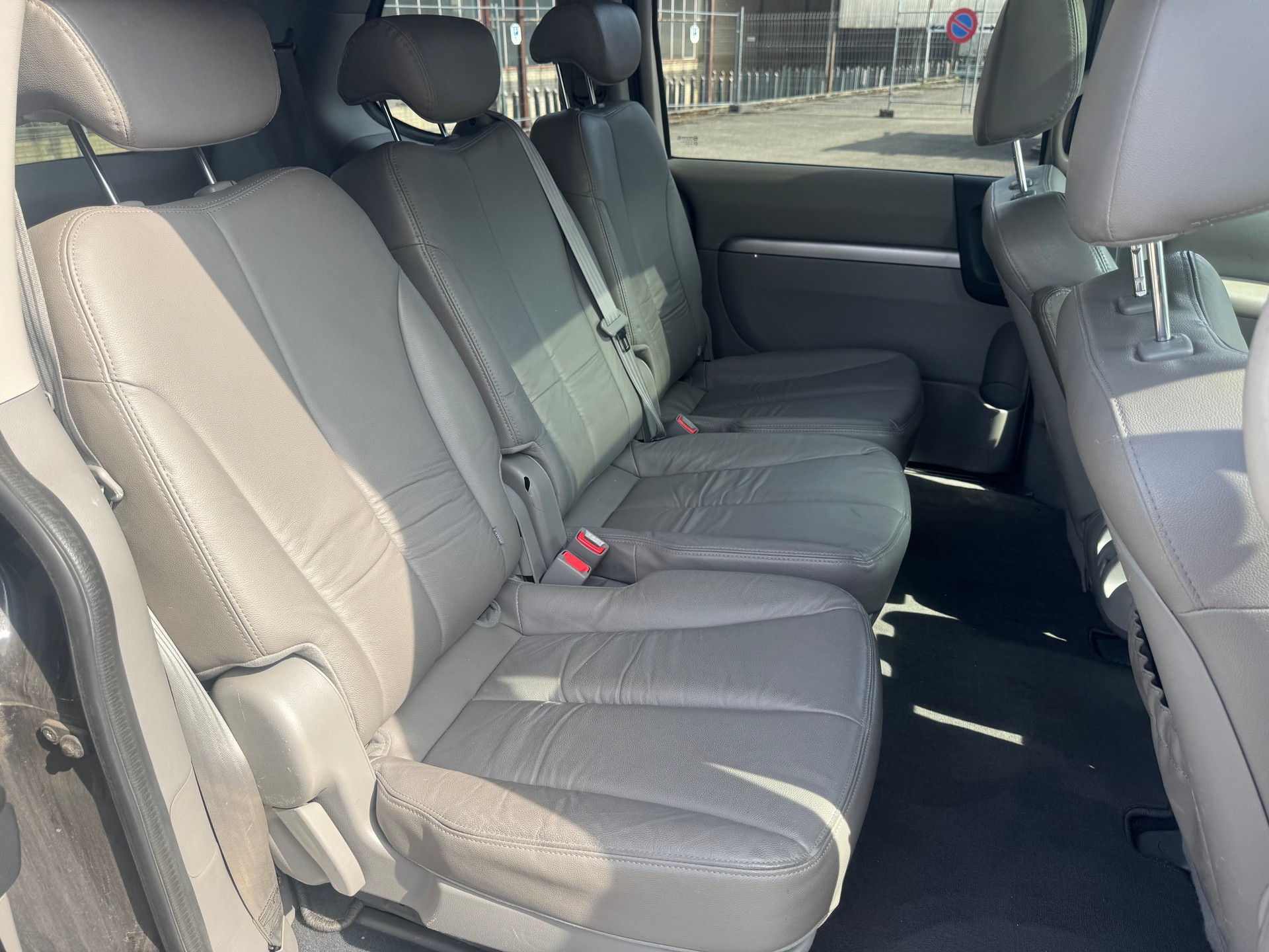 KIA Carnival 2.2 CRDi Trend Automatic-image-9