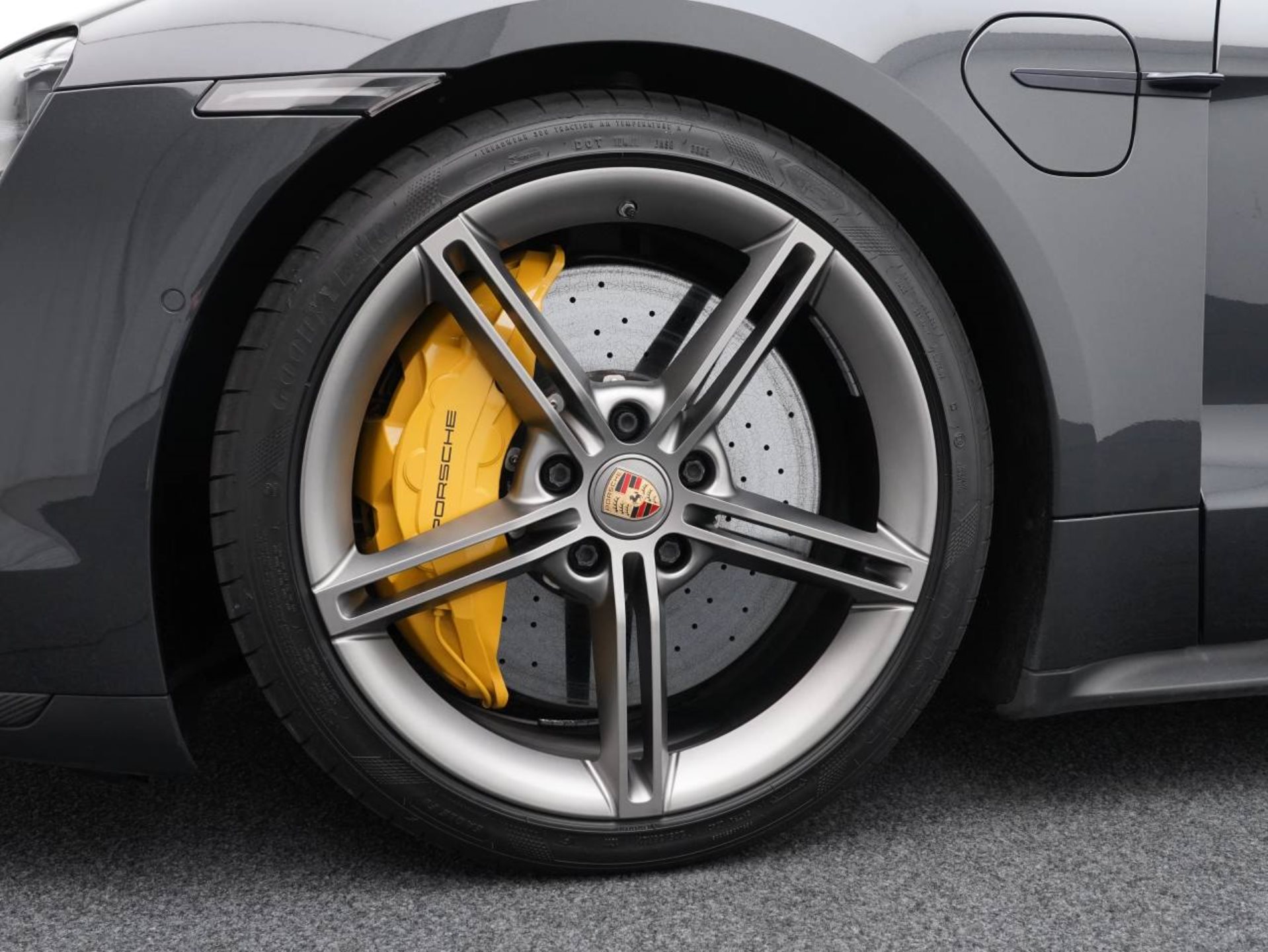 PORSCHE Taycan Turbo S-image-10