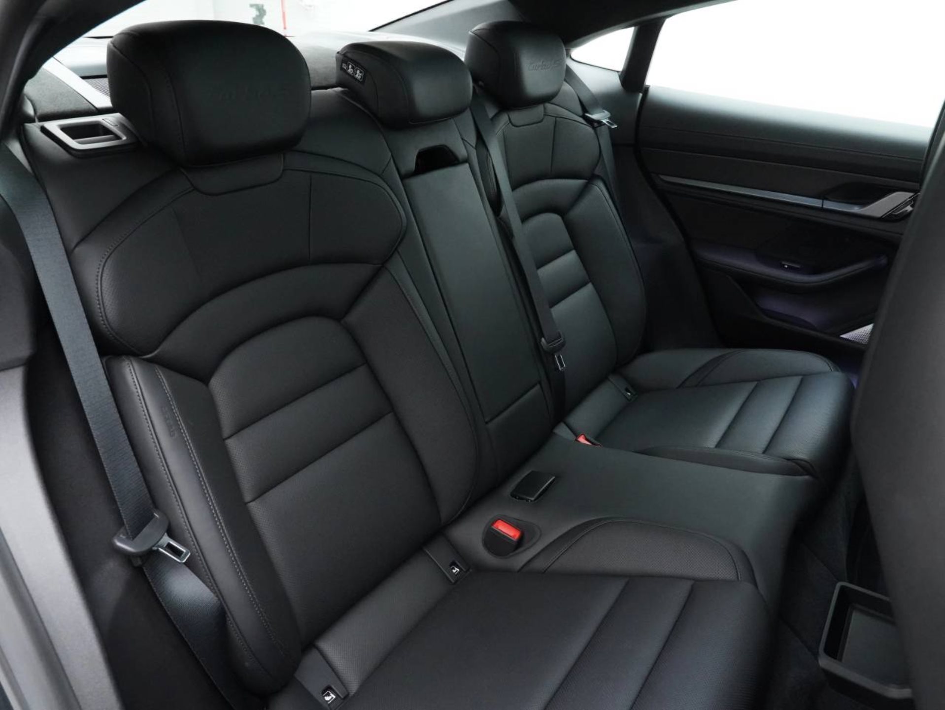 PORSCHE Taycan Turbo S-image-29