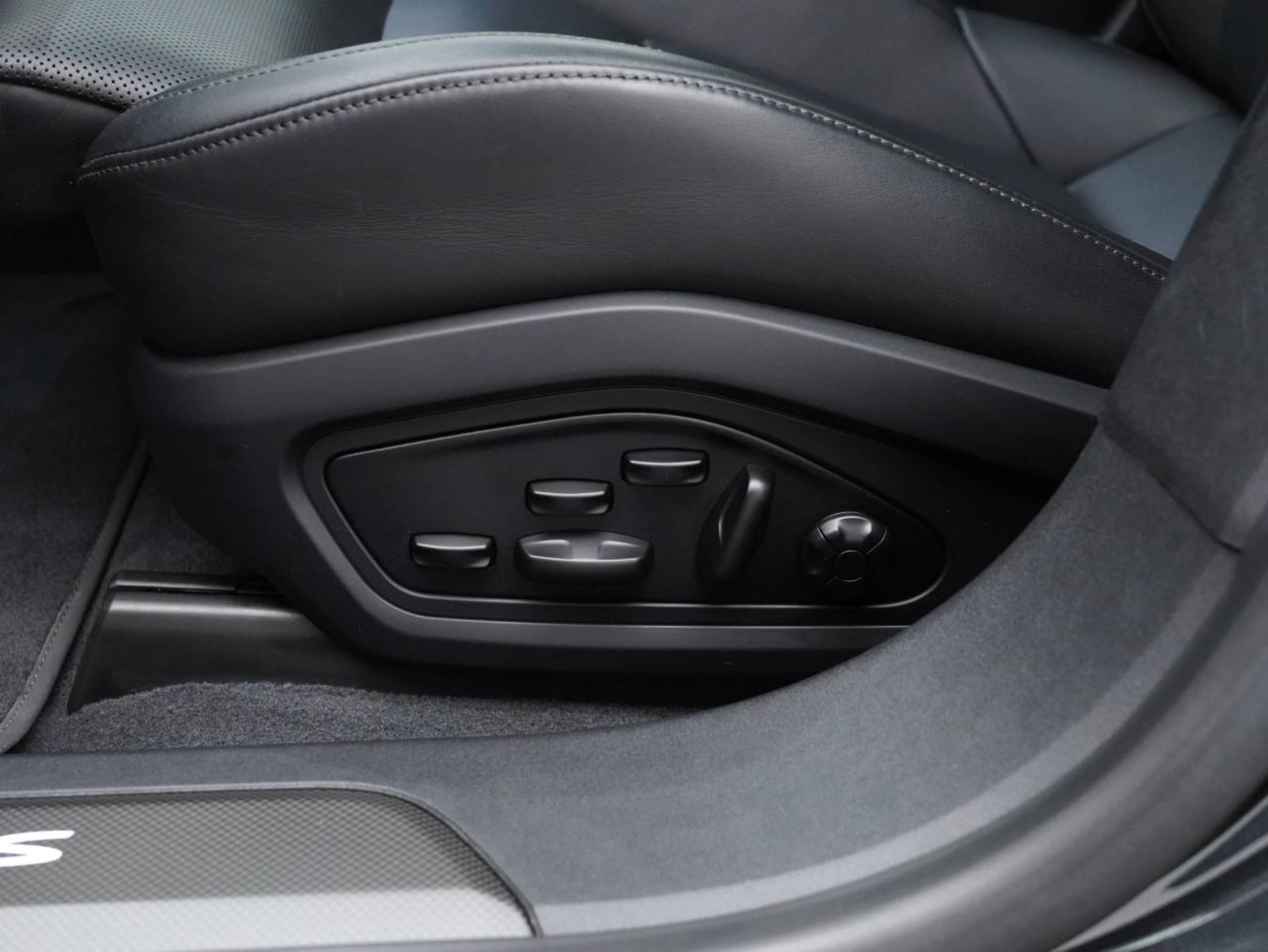 PORSCHE Taycan Turbo S-image-21