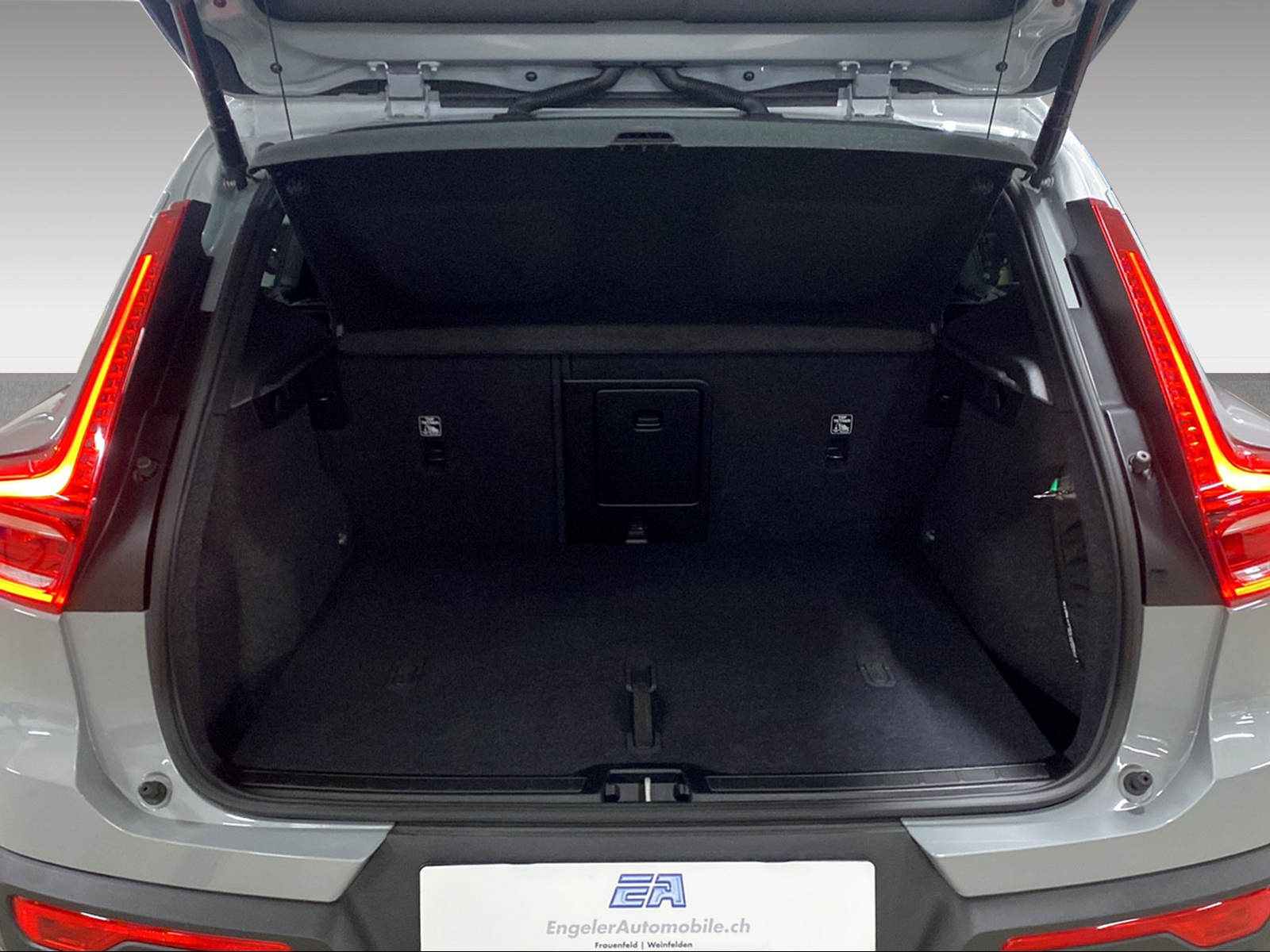 VOLVO XC40 2.0 B4 MH Plus Dark-image-15