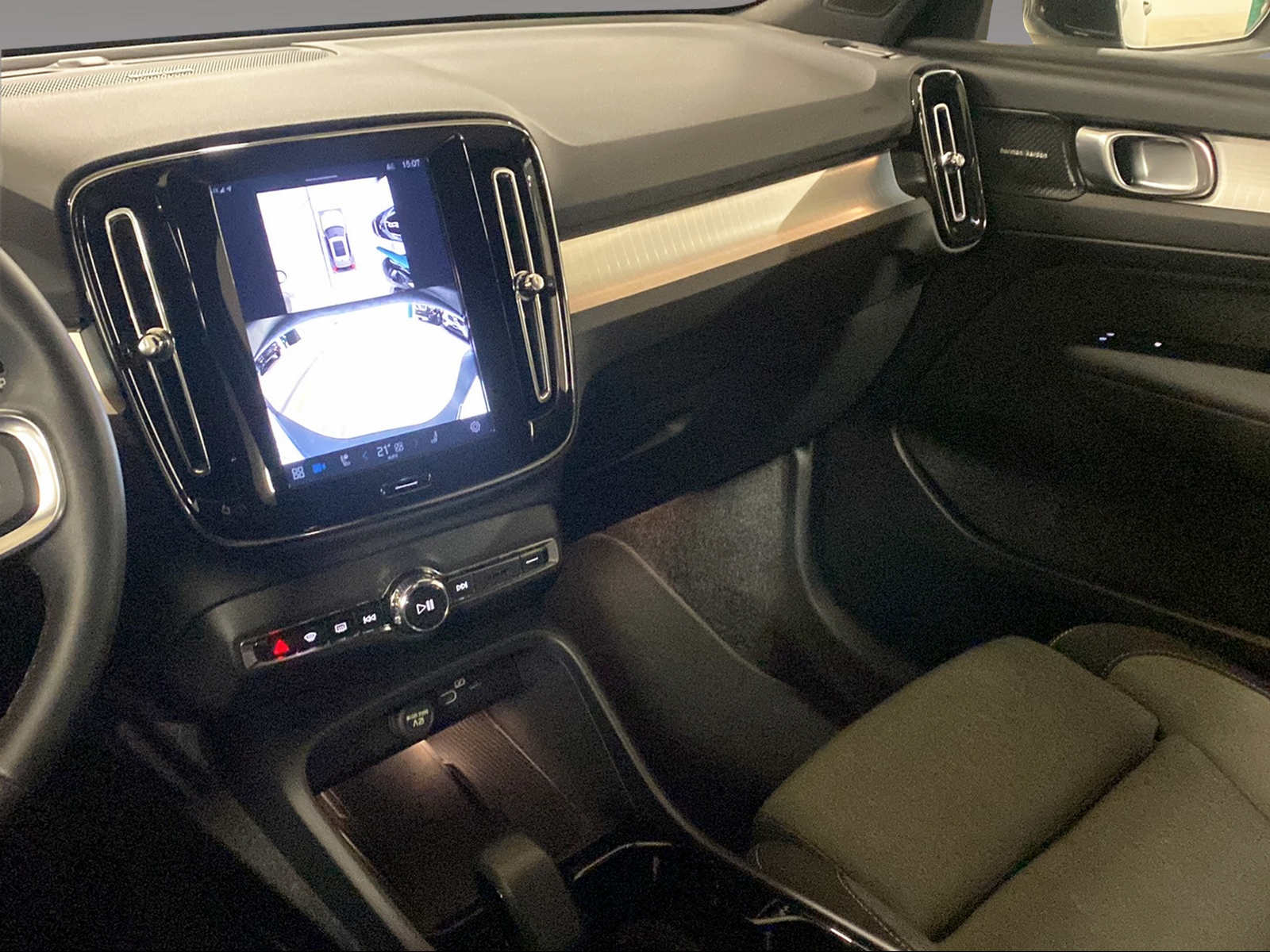 VOLVO XC40 2.0 B4 MH Plus Dark-image-11