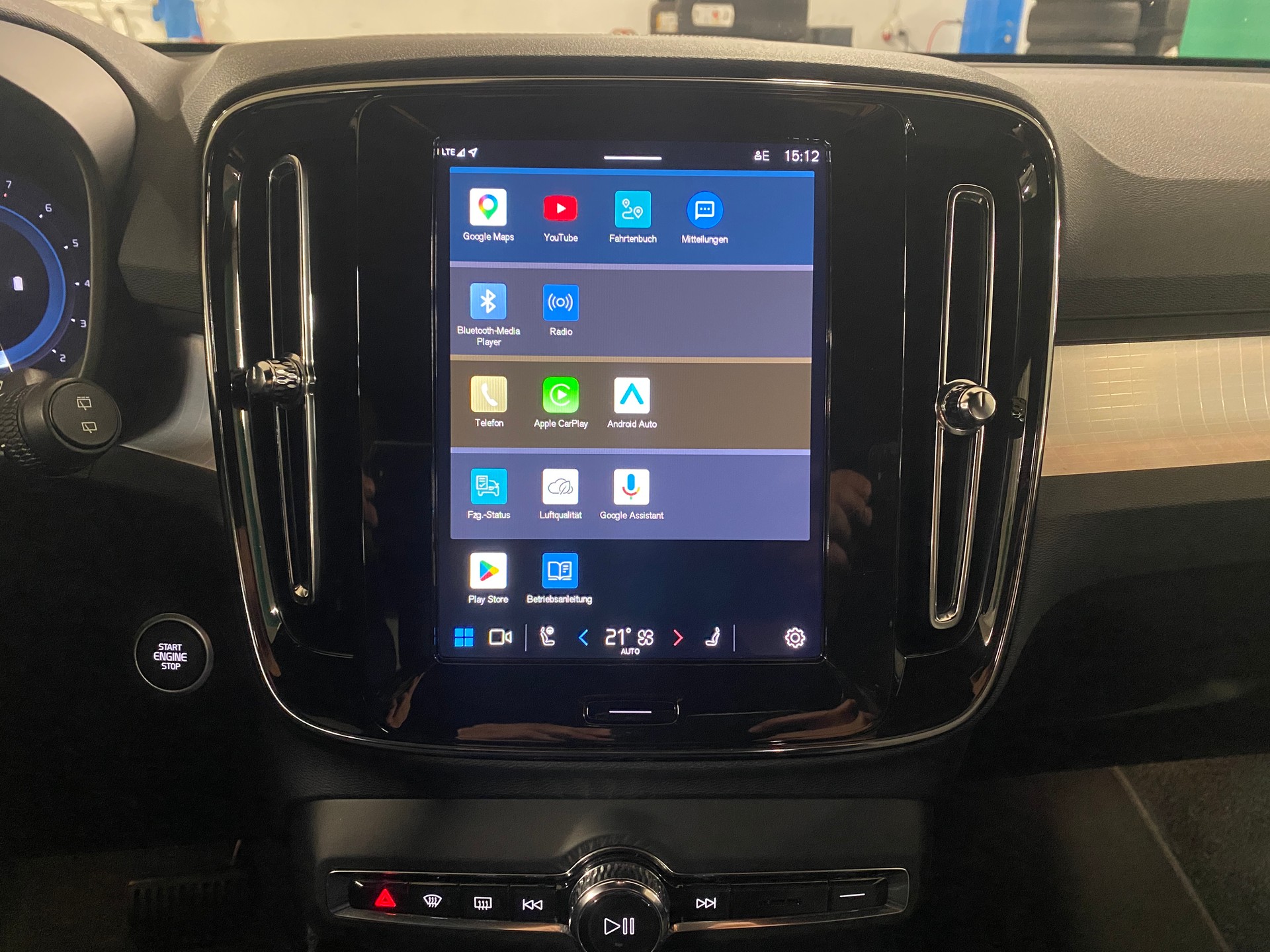 VOLVO XC40 2.0 B4 MH Plus Dark-image-12