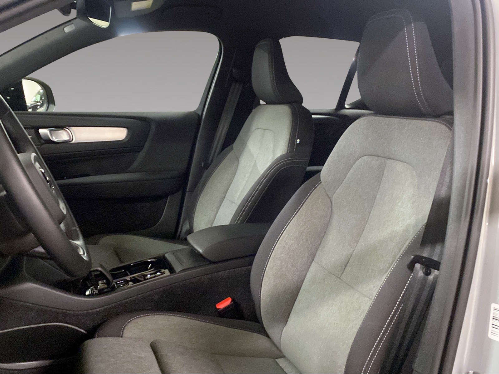 VOLVO XC40 2.0 B4 MH Plus Dark-image-5