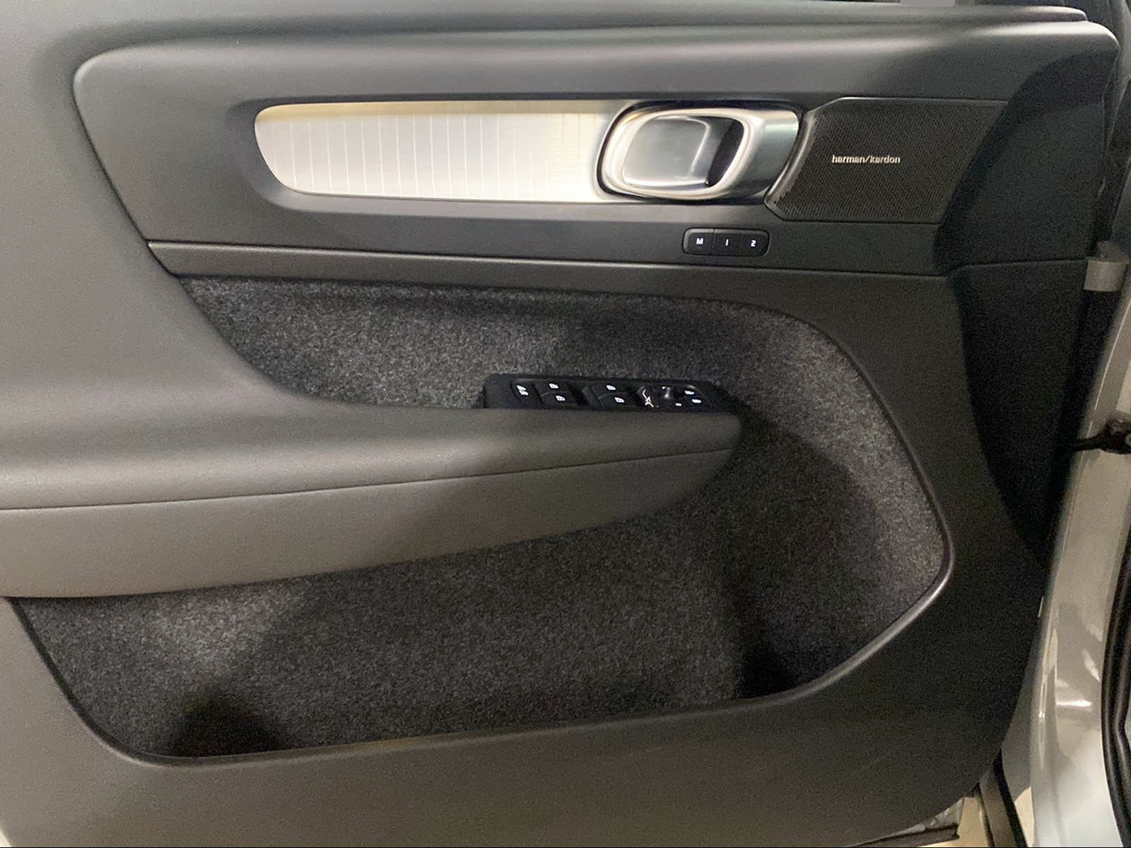 VOLVO XC40 2.0 B4 MH Plus Dark-image-9