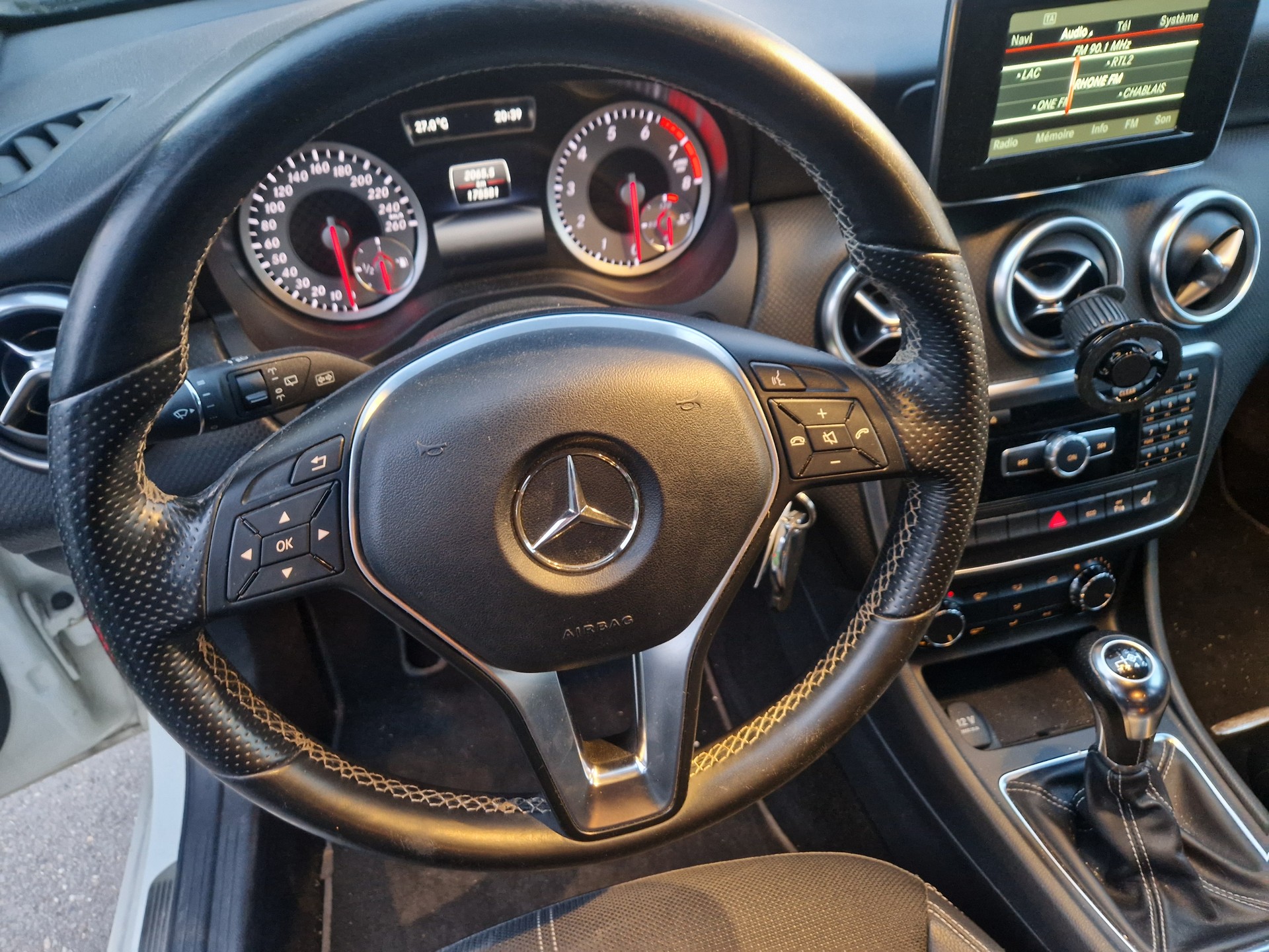 MERCEDES-BENZ A 180-image-9