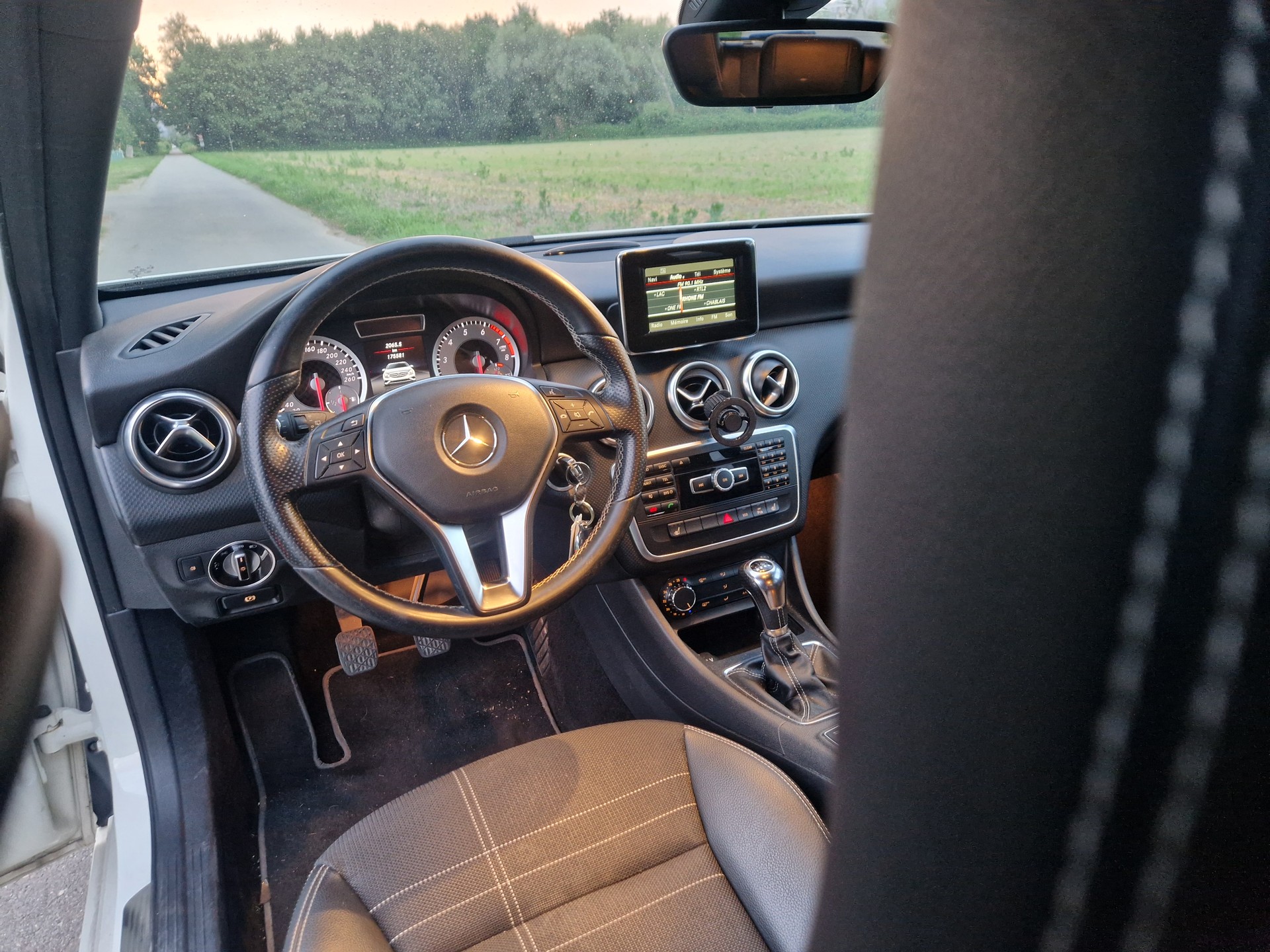 MERCEDES-BENZ A 180-image-7
