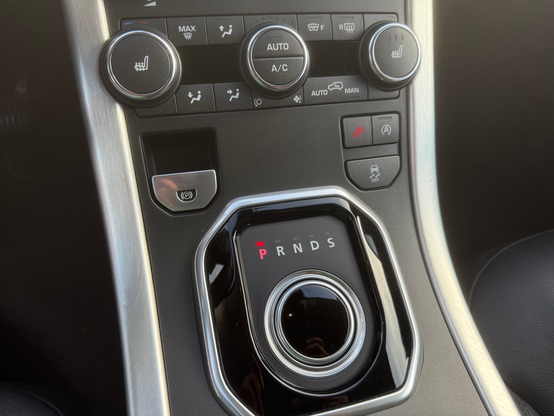 LAND ROVER Range Rover Evoque 2.0 TD4 SE Dynamic-image-10