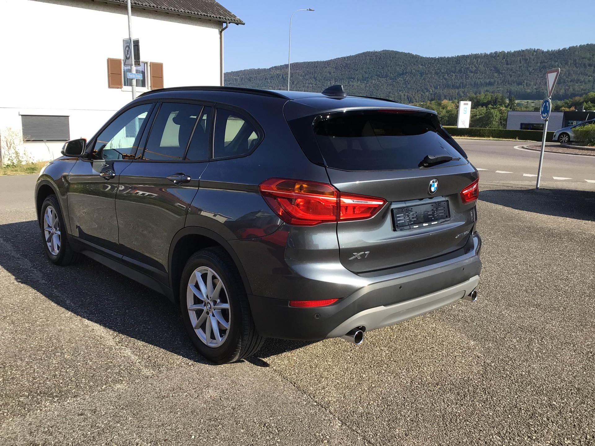 BMW X1 xDrive 20i Steptronic-image-3