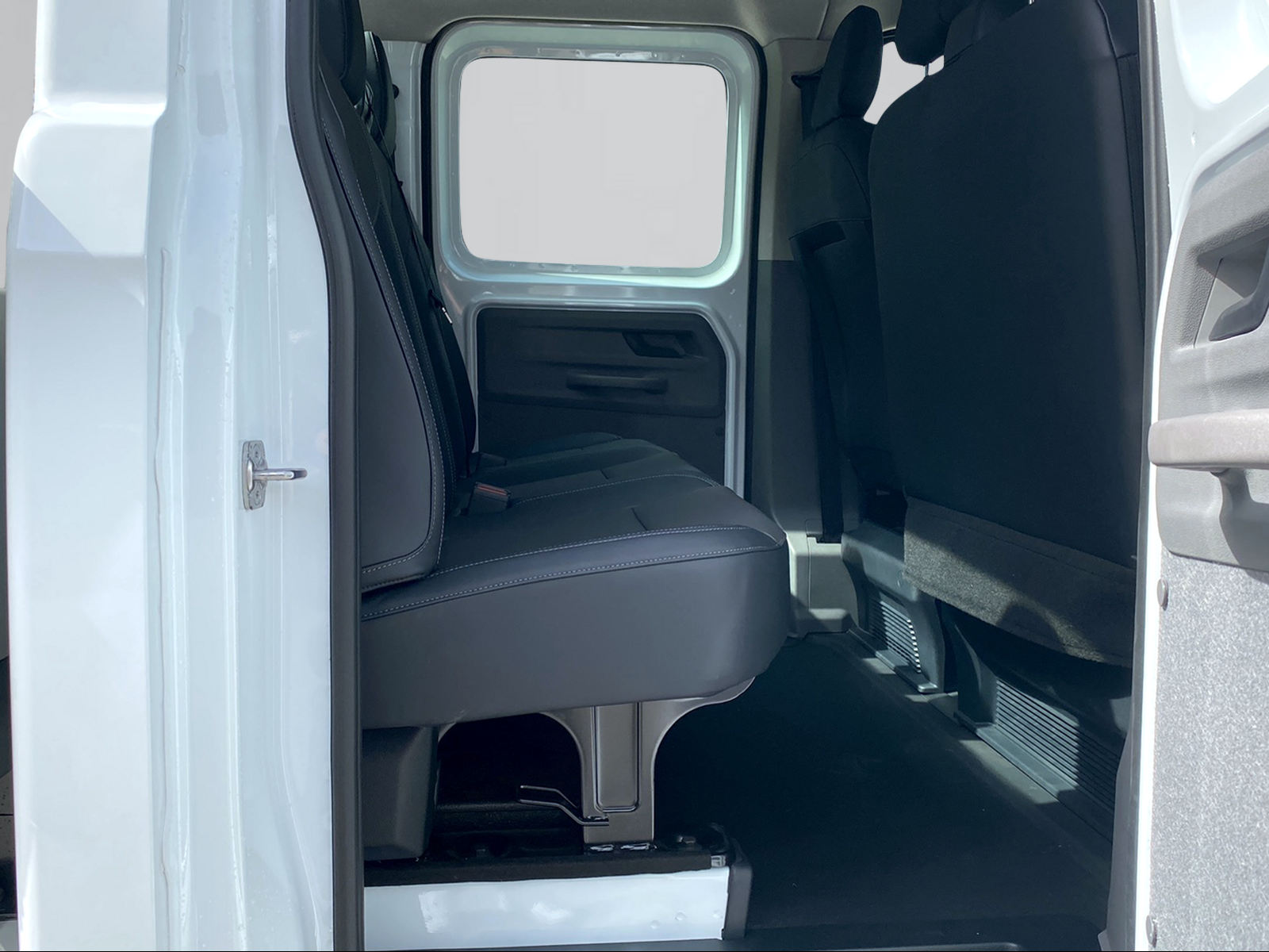 VW Transporter 2.0 TDI Automat 4Motion-image-7