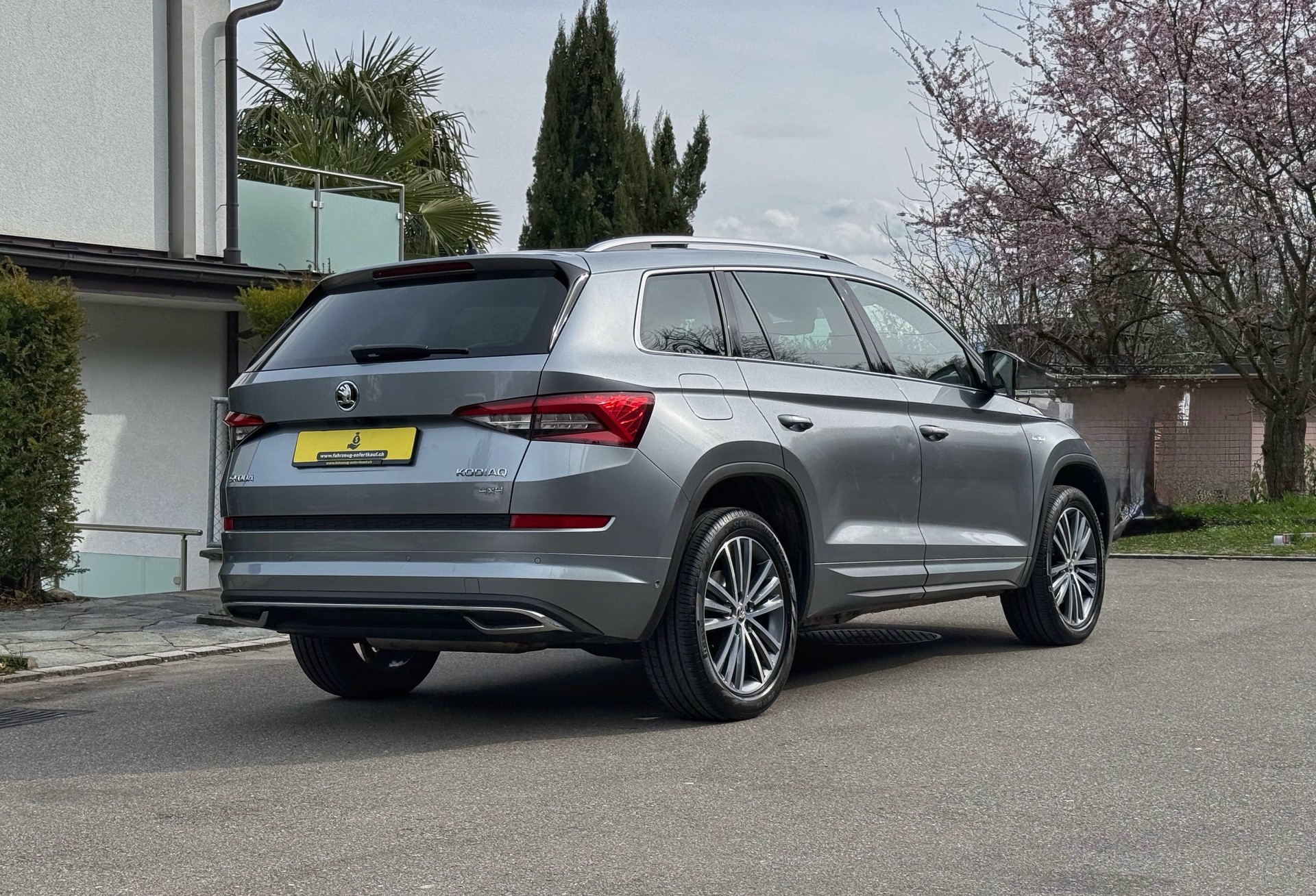 SKODA Kodiaq 2.0 TSI 4x4 L&K | 7-Plätzer | nur 55’000 km | 4x4 | Panorama | 360° | AHK-image-3
