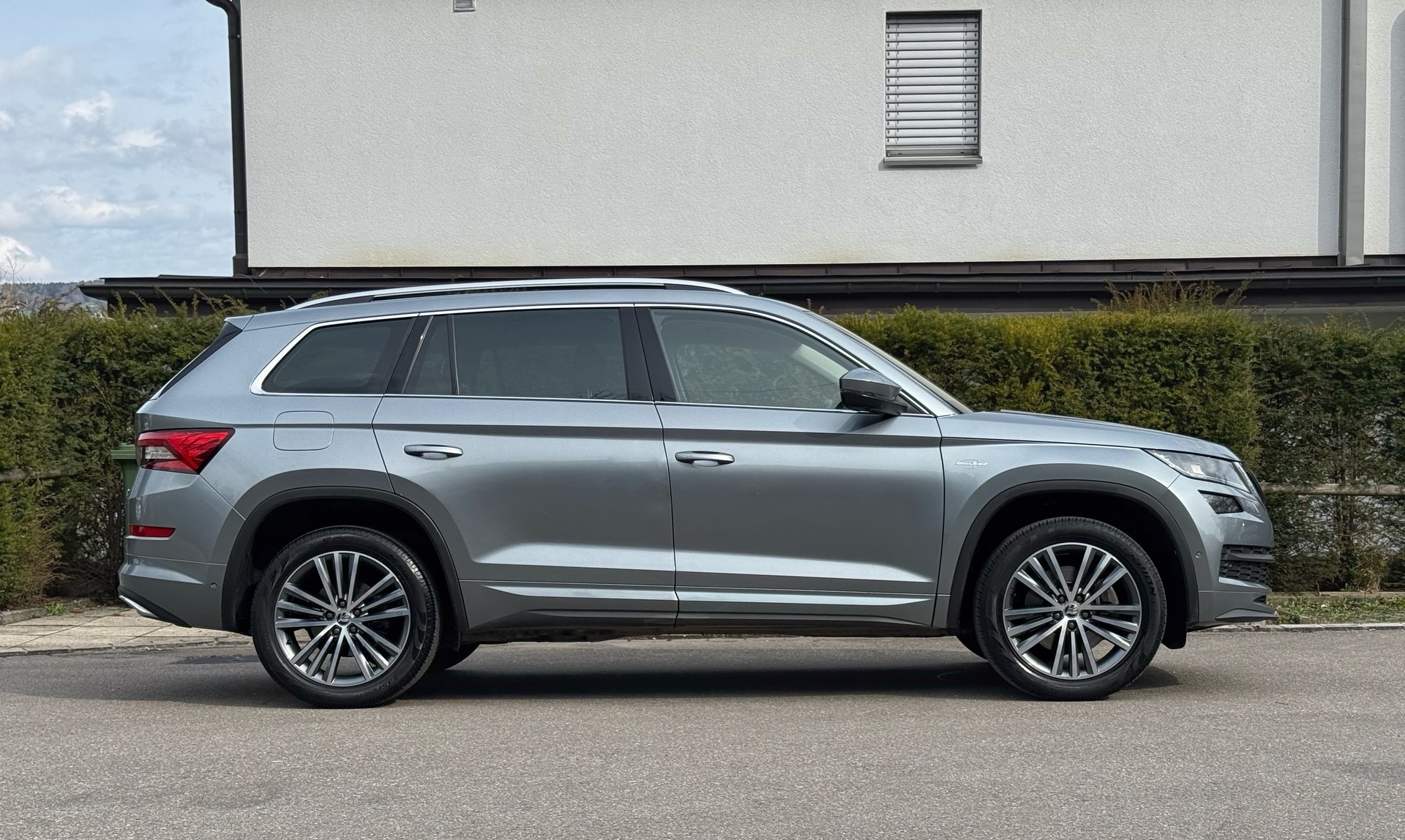 SKODA Kodiaq 2.0 TSI 4x4 L&K | 7-Plätzer | nur 55’000 km | 4x4 | Panorama | 360° | AHK-image-2