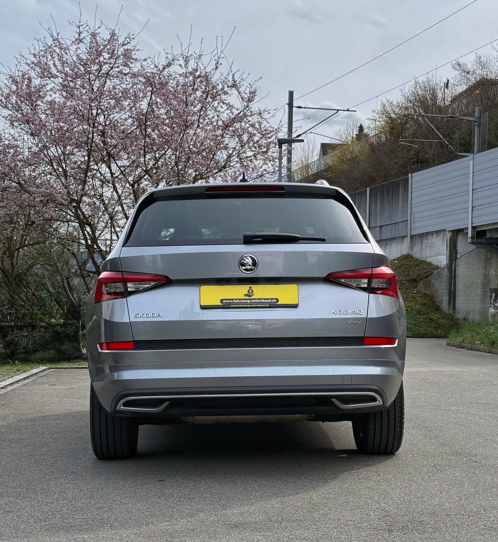 SKODA Kodiaq 2.0 TSI 4x4 L&K | 7-Plätzer | nur 55’000 km | 4x4 | Panorama | 360° | AHK-image-4