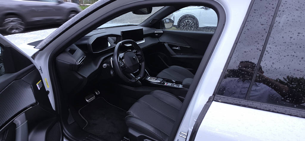 PEUGEOT 2008 1.2 PureTech 130 GT-image-6