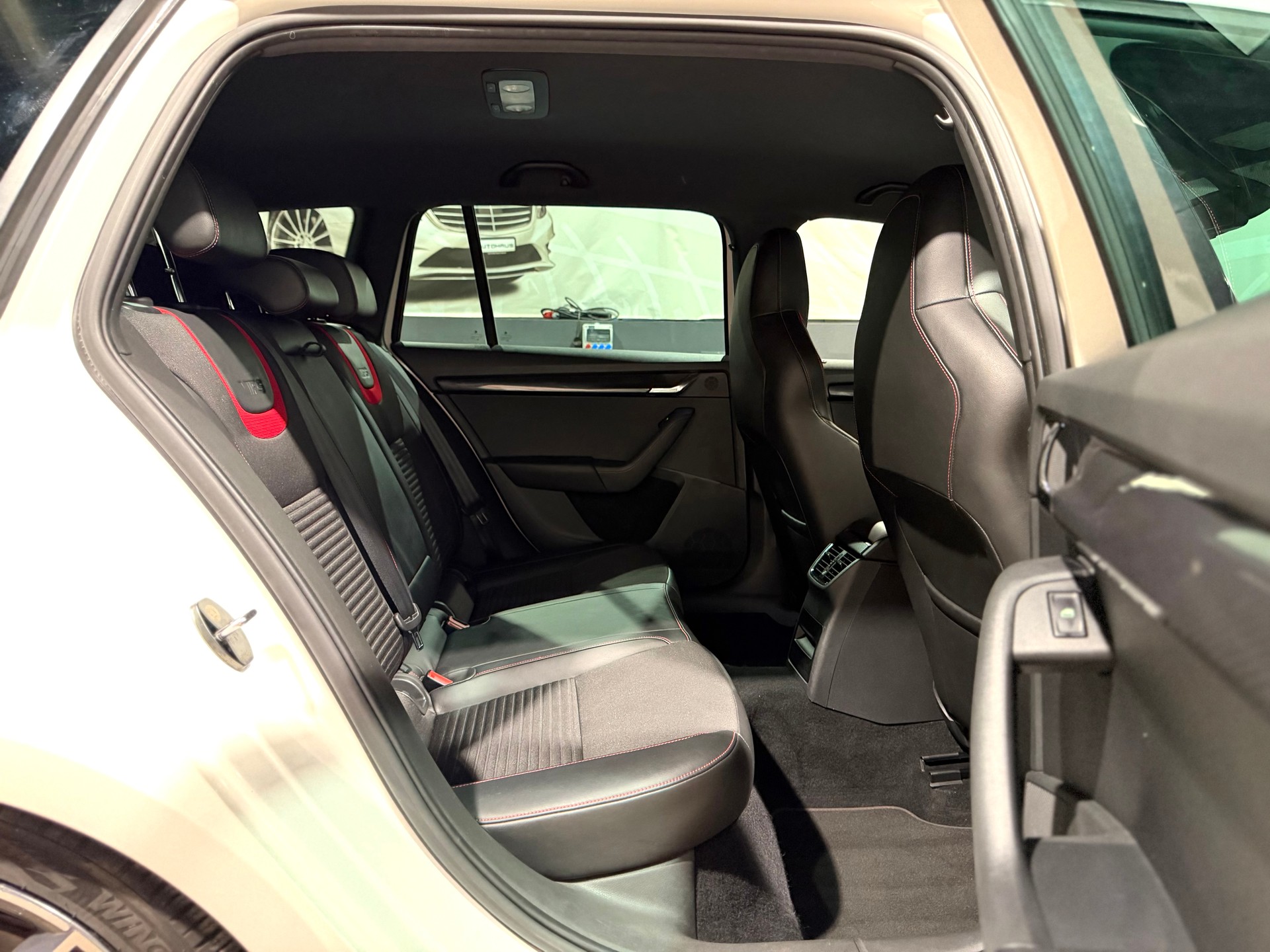 SKODA Octavia Combi 2.0 TSI RS-image-12