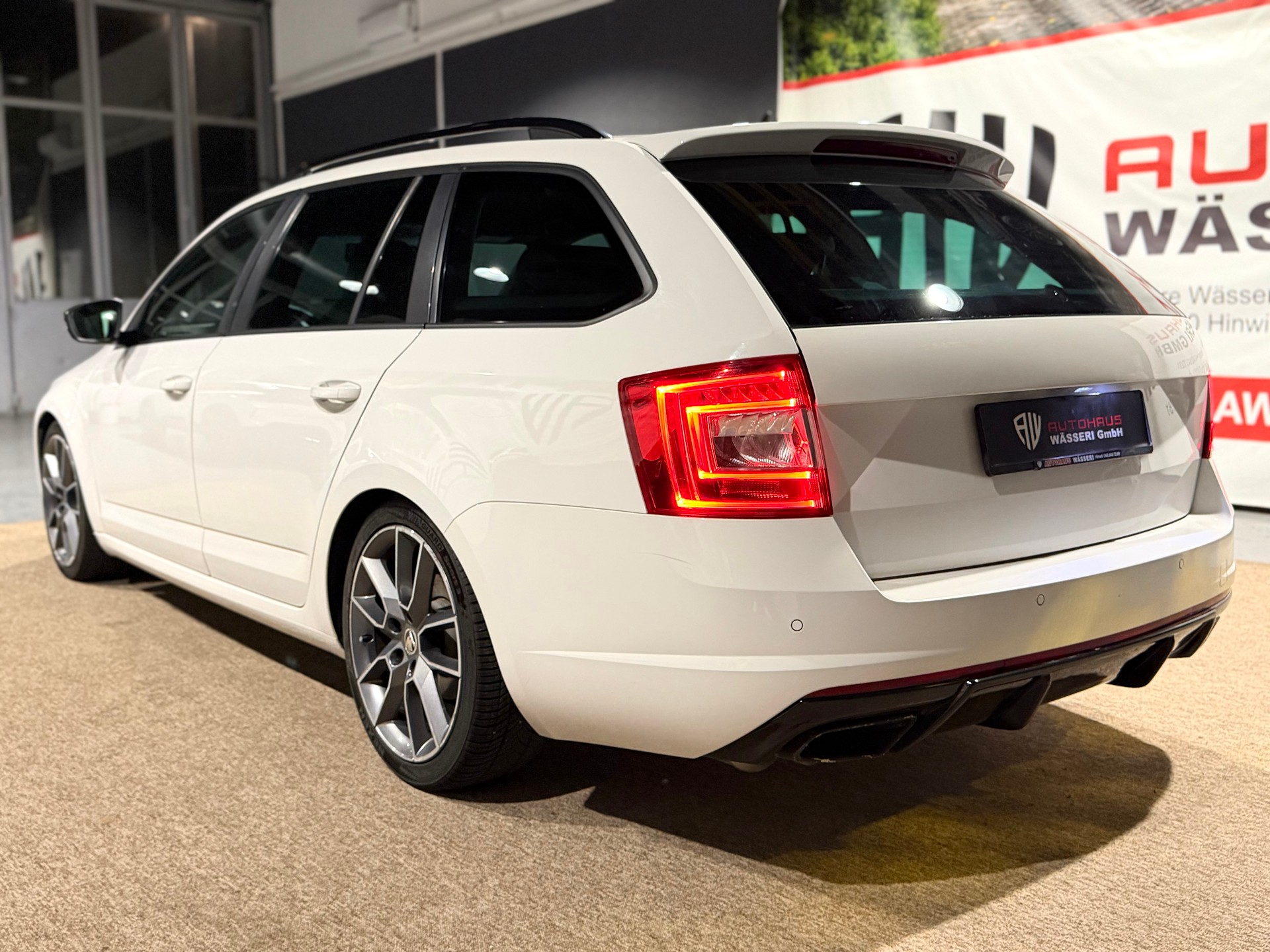 SKODA Octavia Combi 2.0 TSI RS-image-4