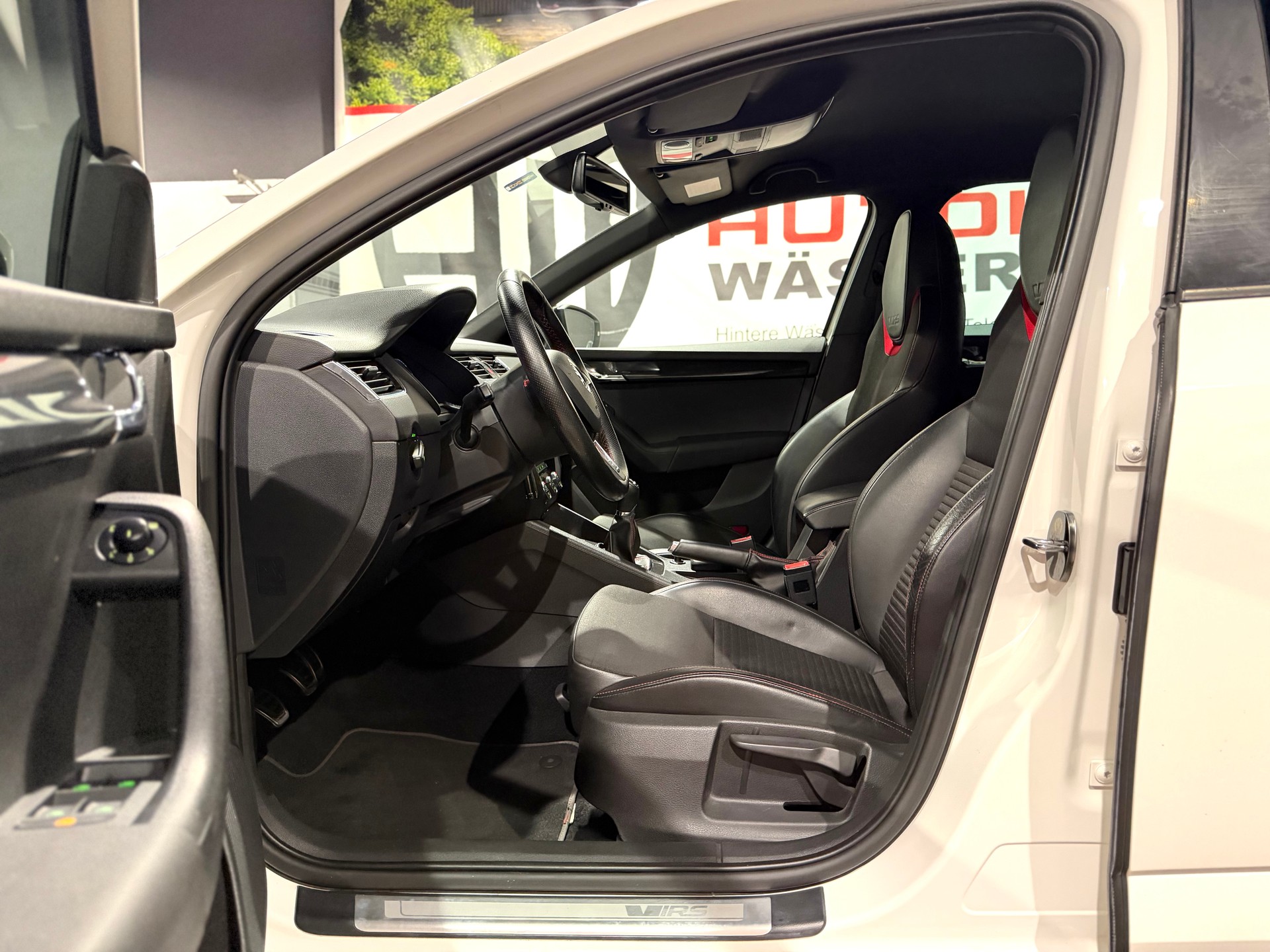 SKODA Octavia Combi 2.0 TSI RS-image-9