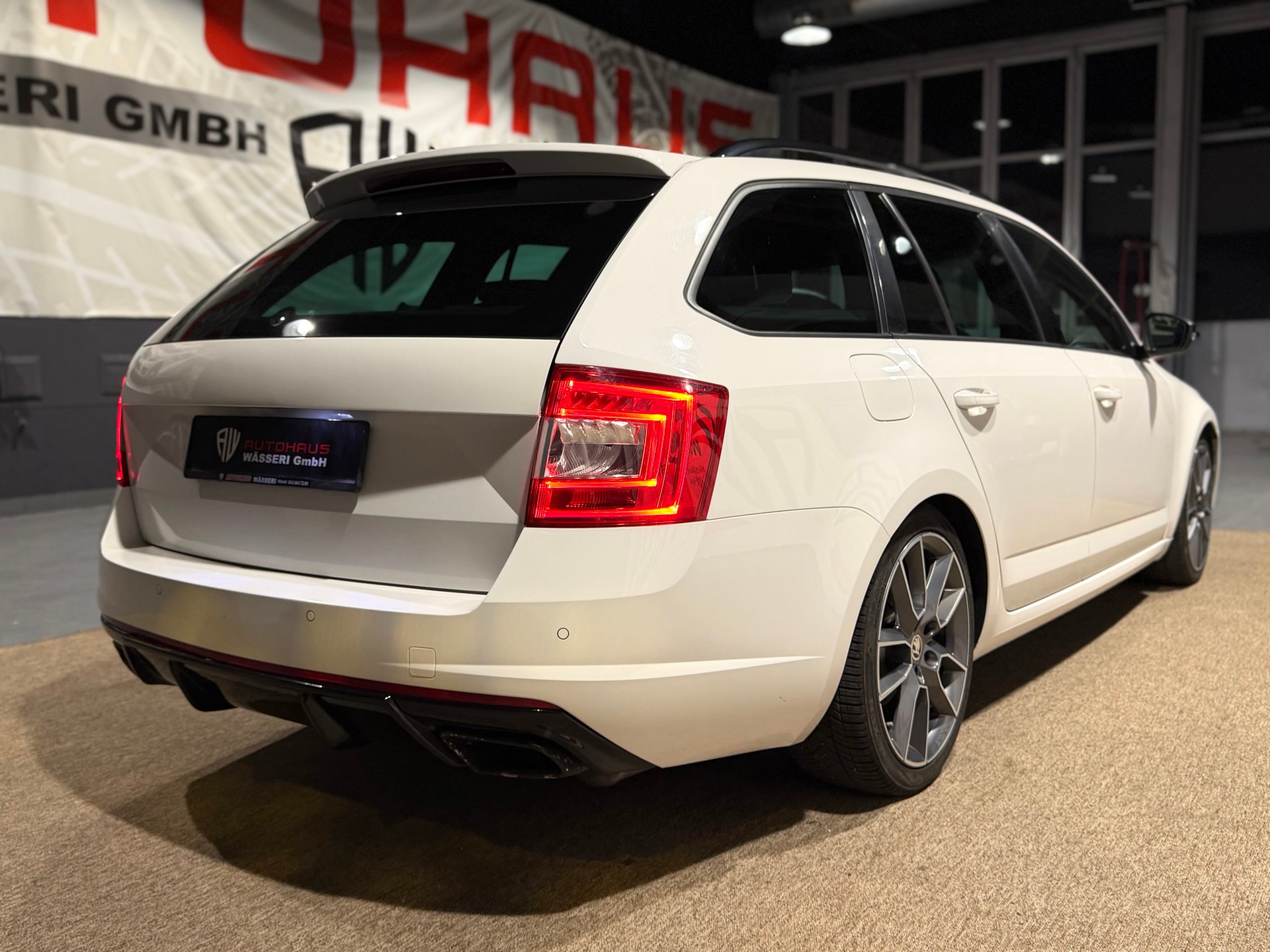 SKODA Octavia Combi 2.0 TSI RS-image-2