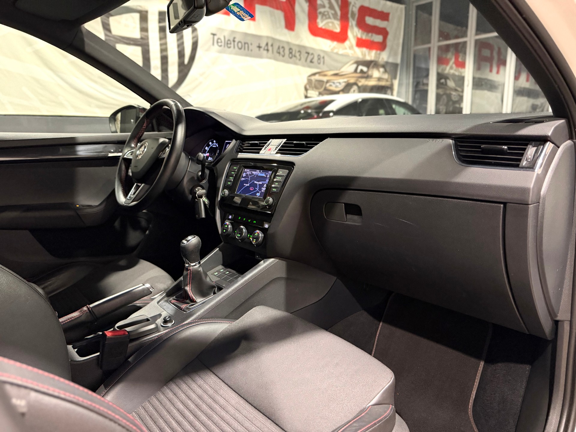 SKODA Octavia Combi 2.0 TSI RS-image-11