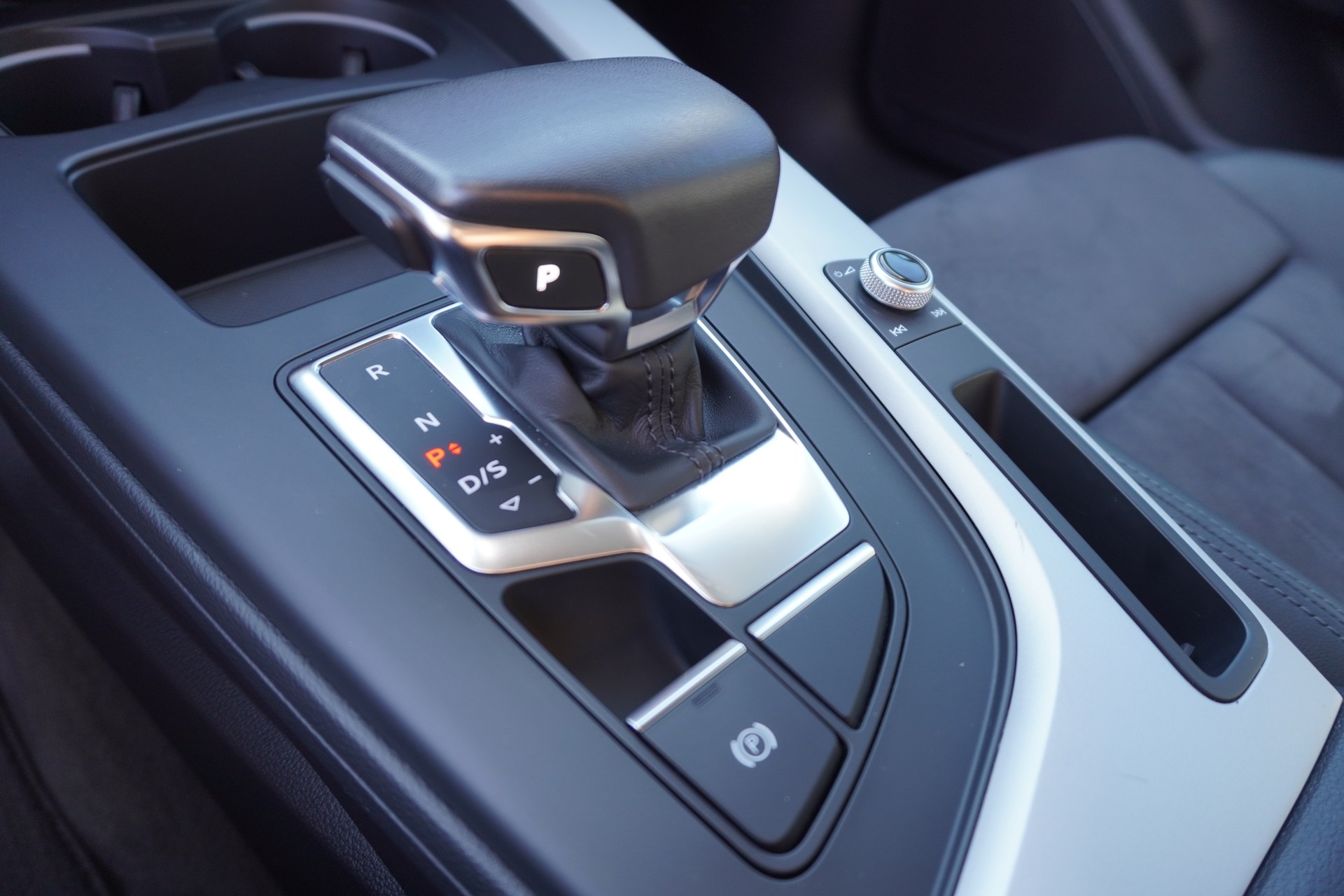 AUDI A4 Avant 40 TDI Attraction quattro S-tronic-image-16