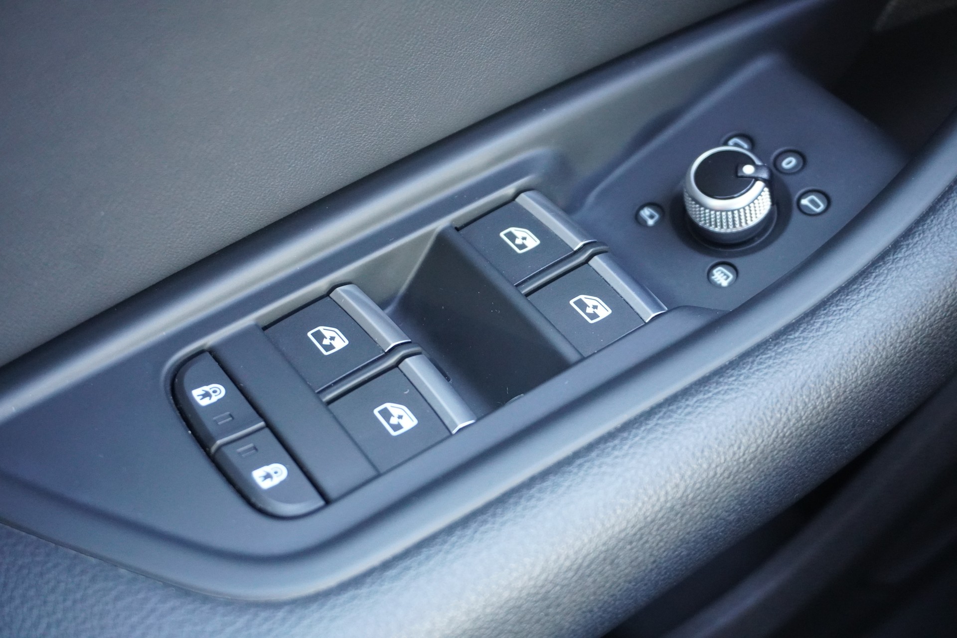 AUDI A4 Avant 40 TDI Attraction quattro S-tronic-image-34