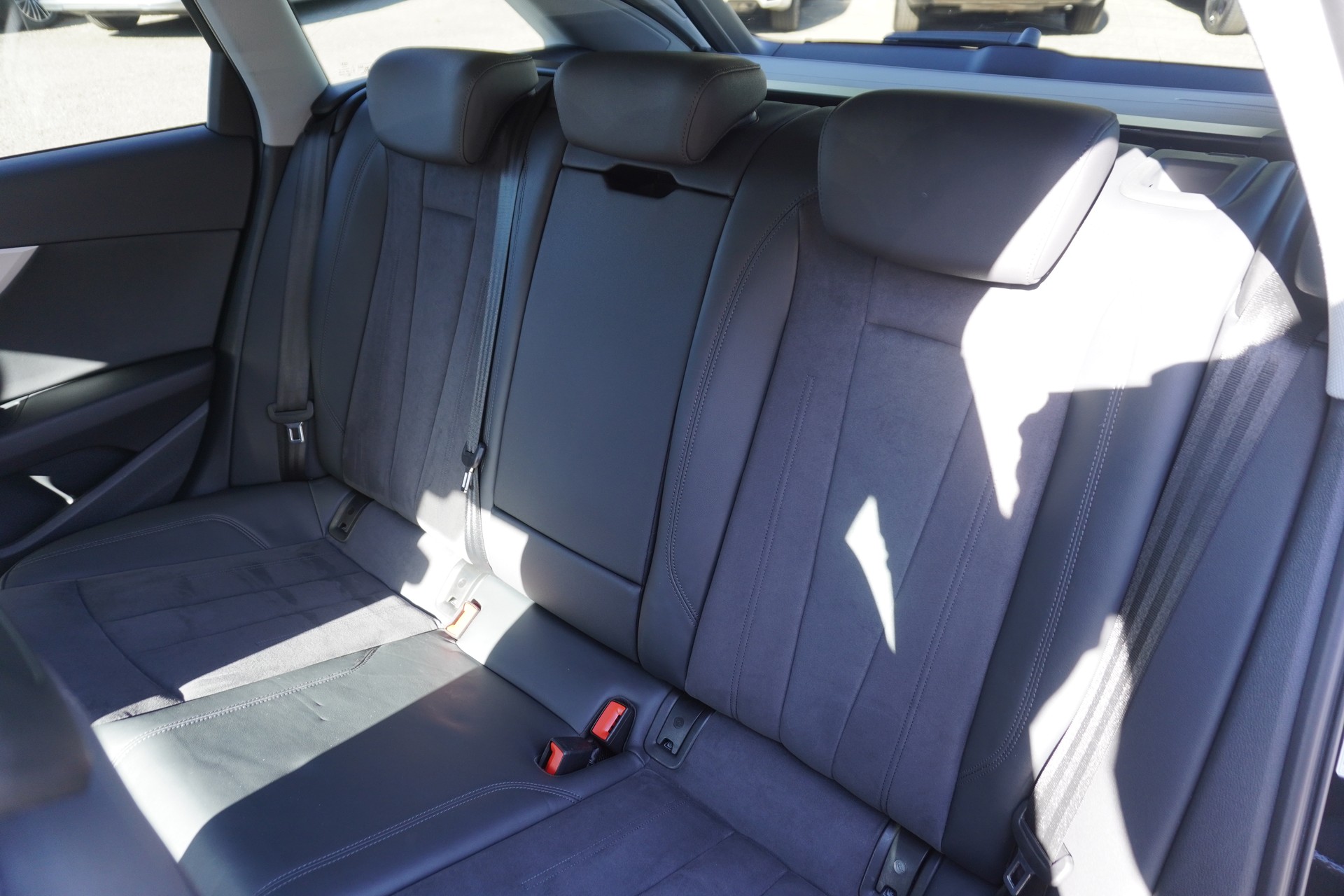 AUDI A4 Avant 40 TDI Attraction quattro S-tronic-image-12