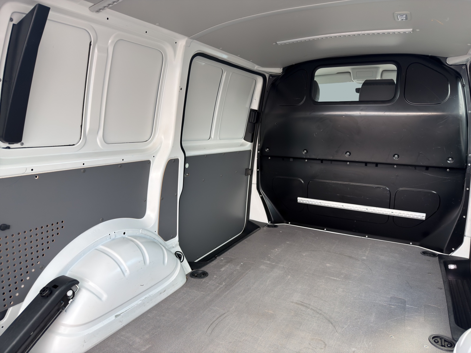 VW T6.1 2.0 TDI DSG-image-14