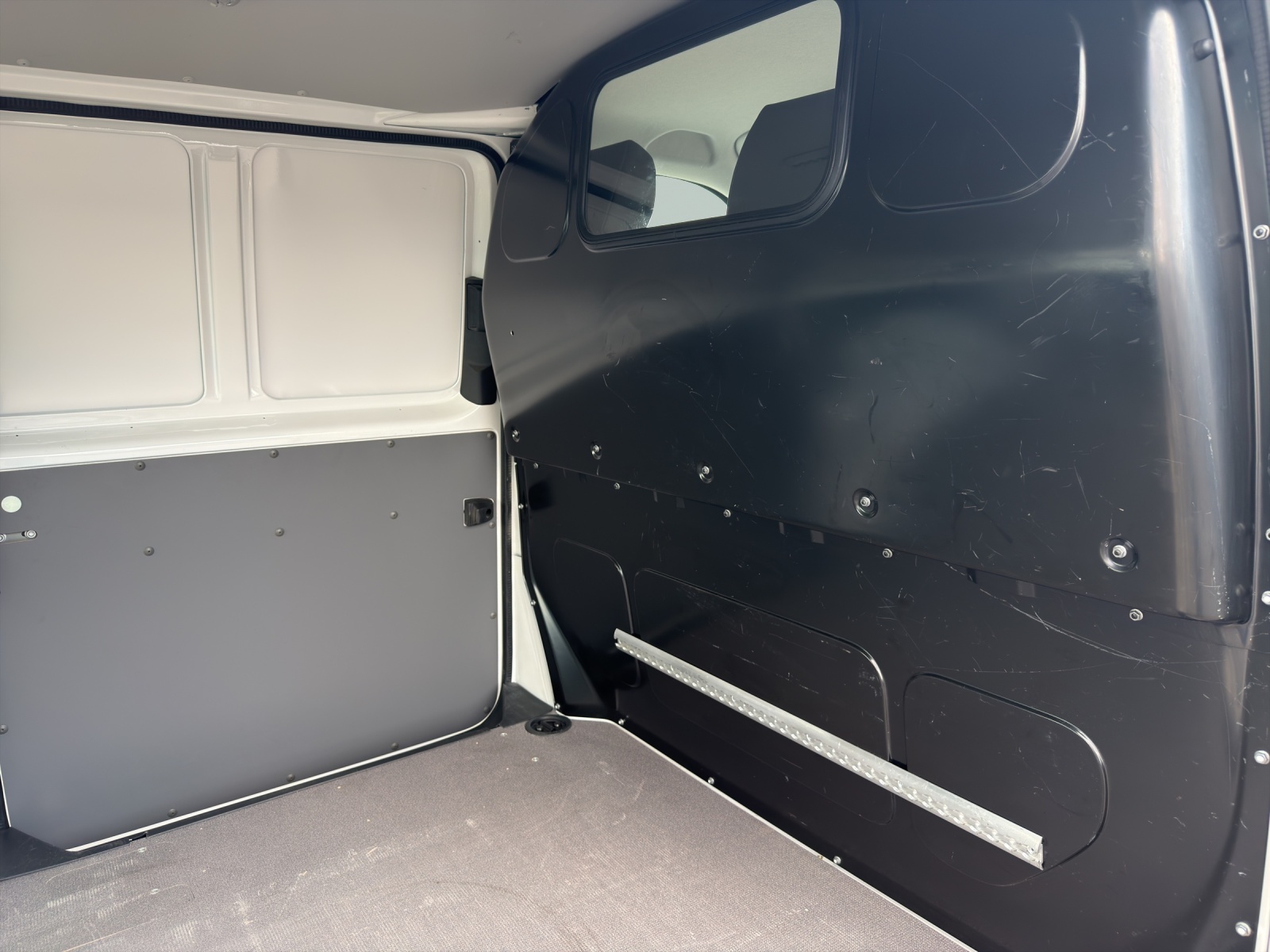 VW T6.1 2.0 TDI DSG-image-11