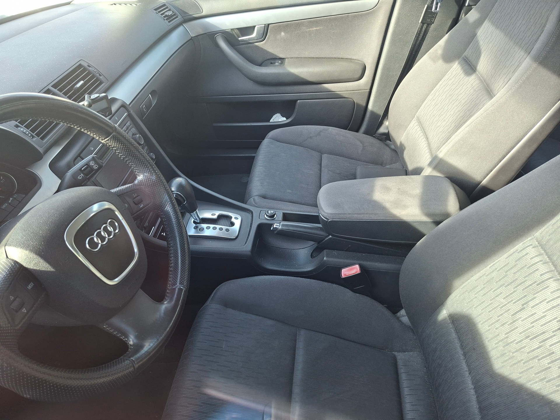 AUDI A4 Avant 2.0 TDI-image-2