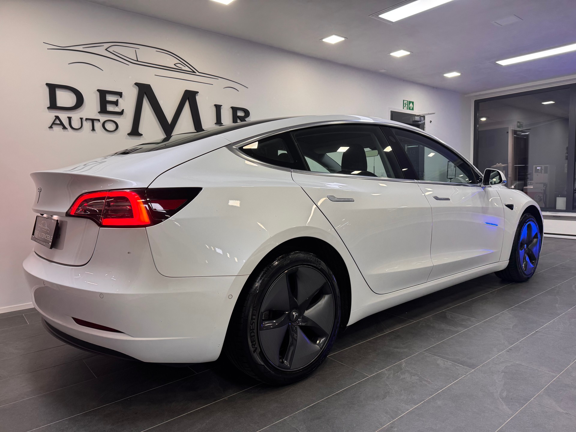 TESLA Model 3 Long Range Dual Motor AWD *Vollautonomes Fahren / Acceleration Boost Paket / Premium Konnektivität*-image-3