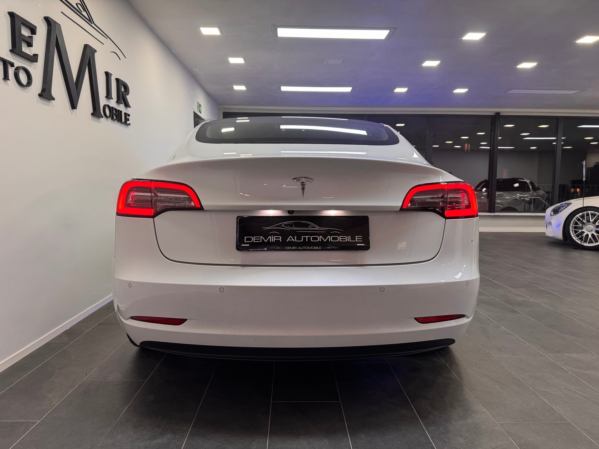 TESLA Model 3 Long Range Dual Motor AWD *Vollautonomes Fahren / Acceleration Boost Paket / Premium Konnektivität*-image-4