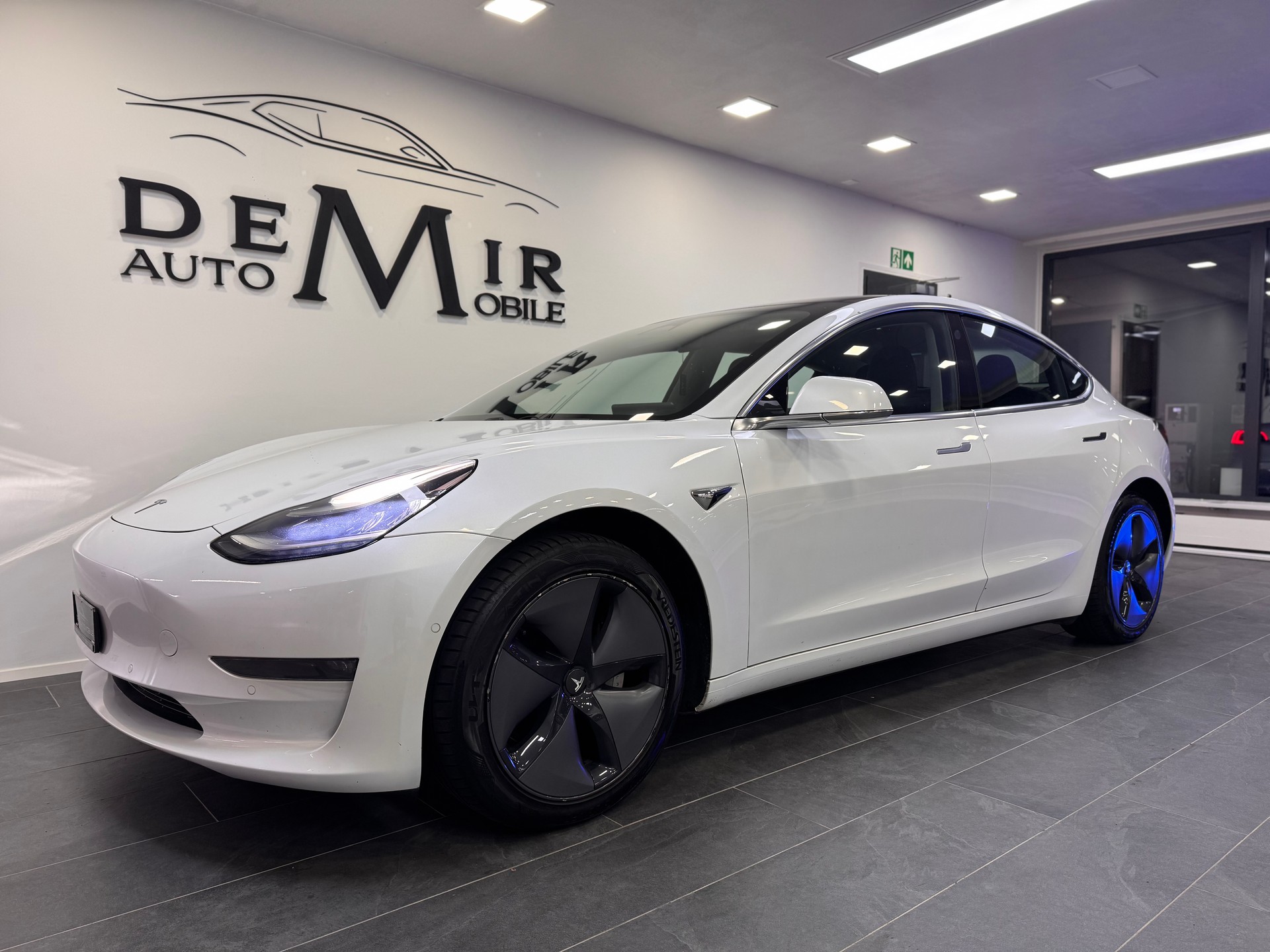 TESLA Model 3 Long Range Dual Motor AWD *Vollautonomes Fahren / Acceleration Boost Paket / Premium Konnektivität*-image-0