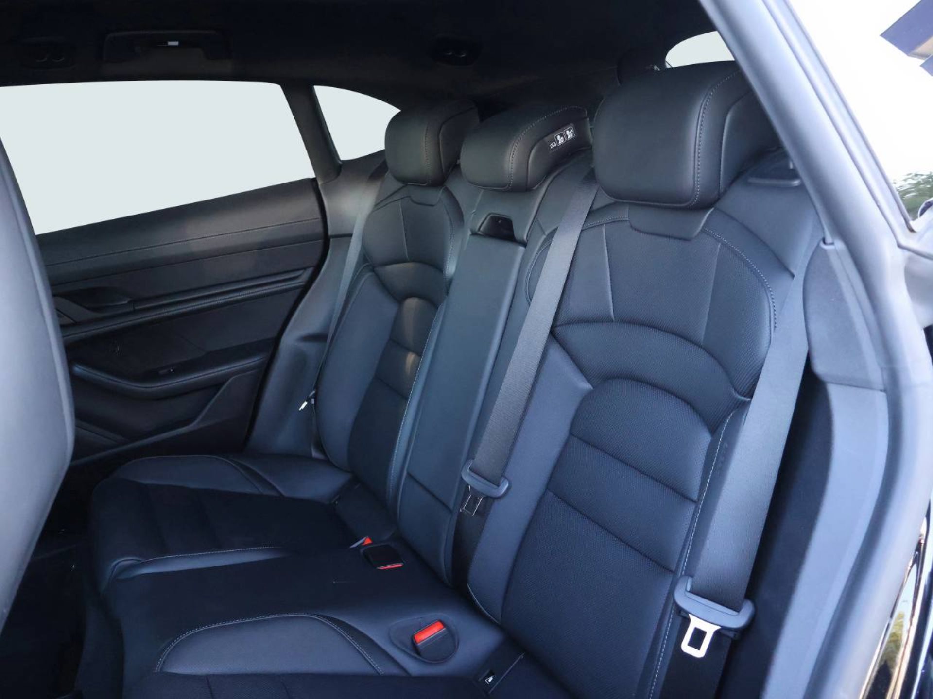 PORSCHE Taycan 4S Cross Turismo-image-16