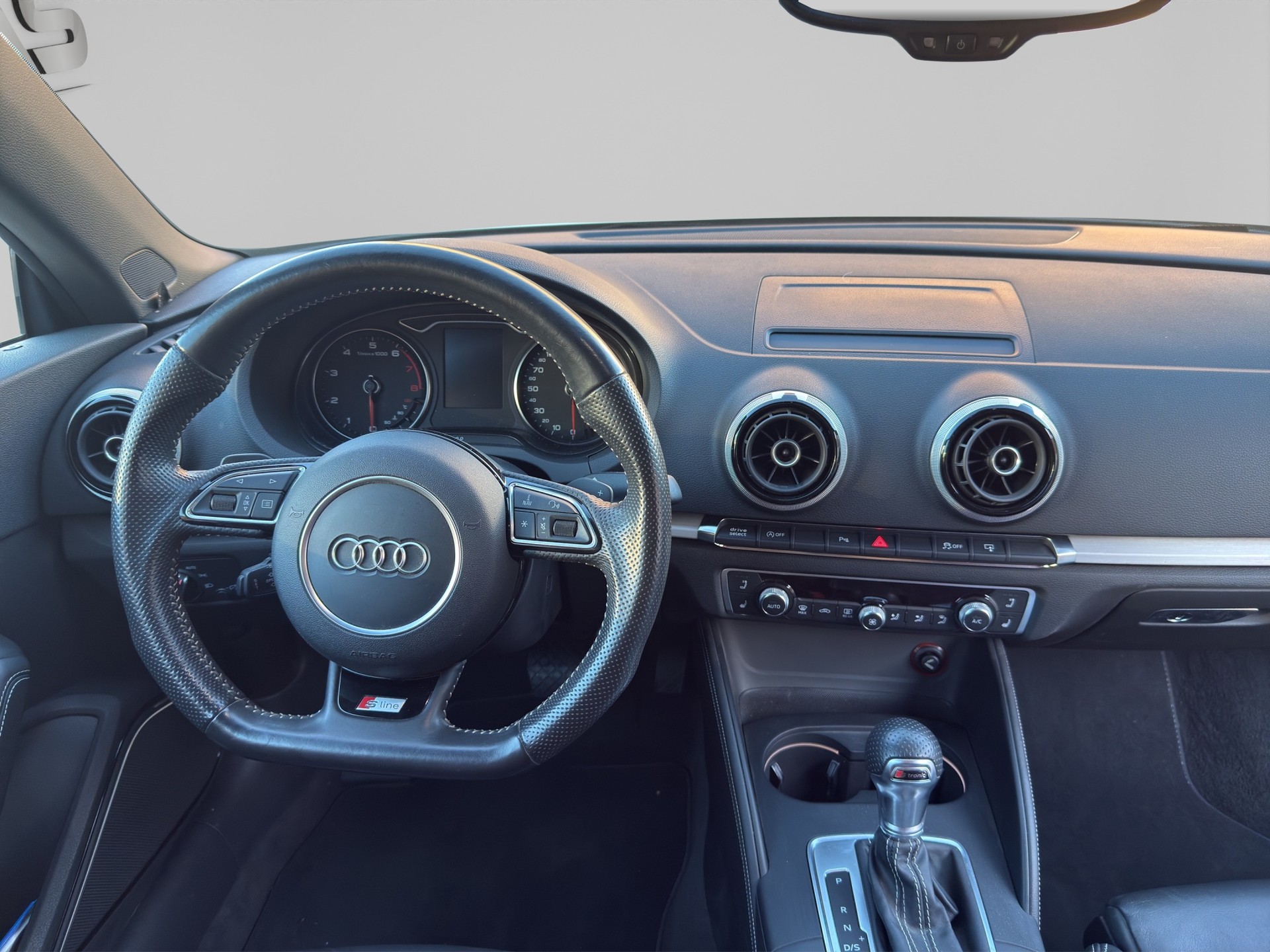 AUDI A3 Cabriolet 1.8 TFSI Attraction S-tronic-image-11