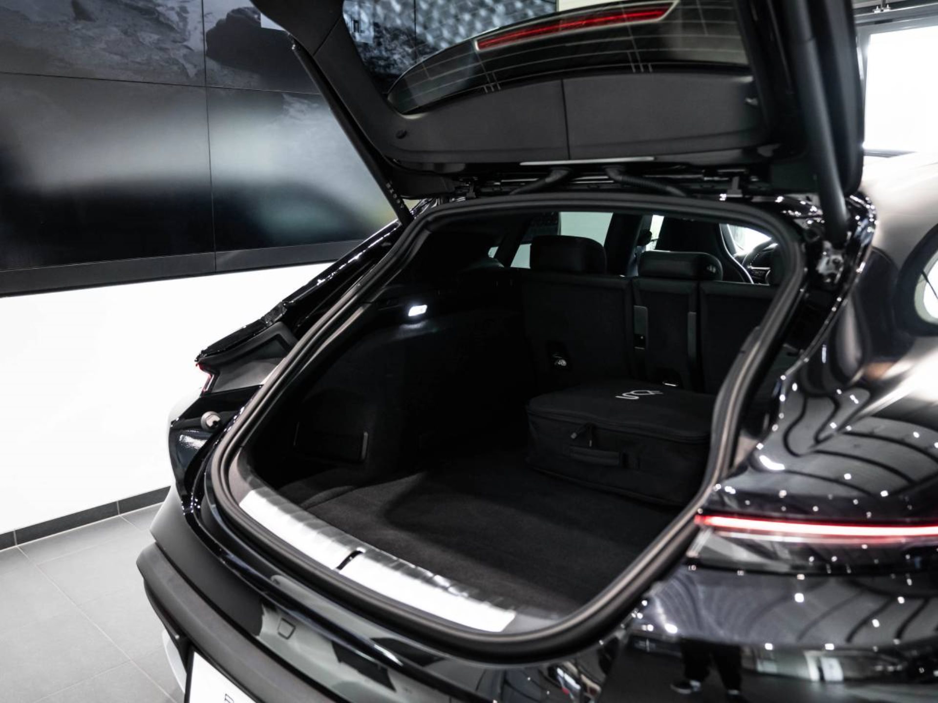 PORSCHE Taycan 4S Cross Turismo-image-19